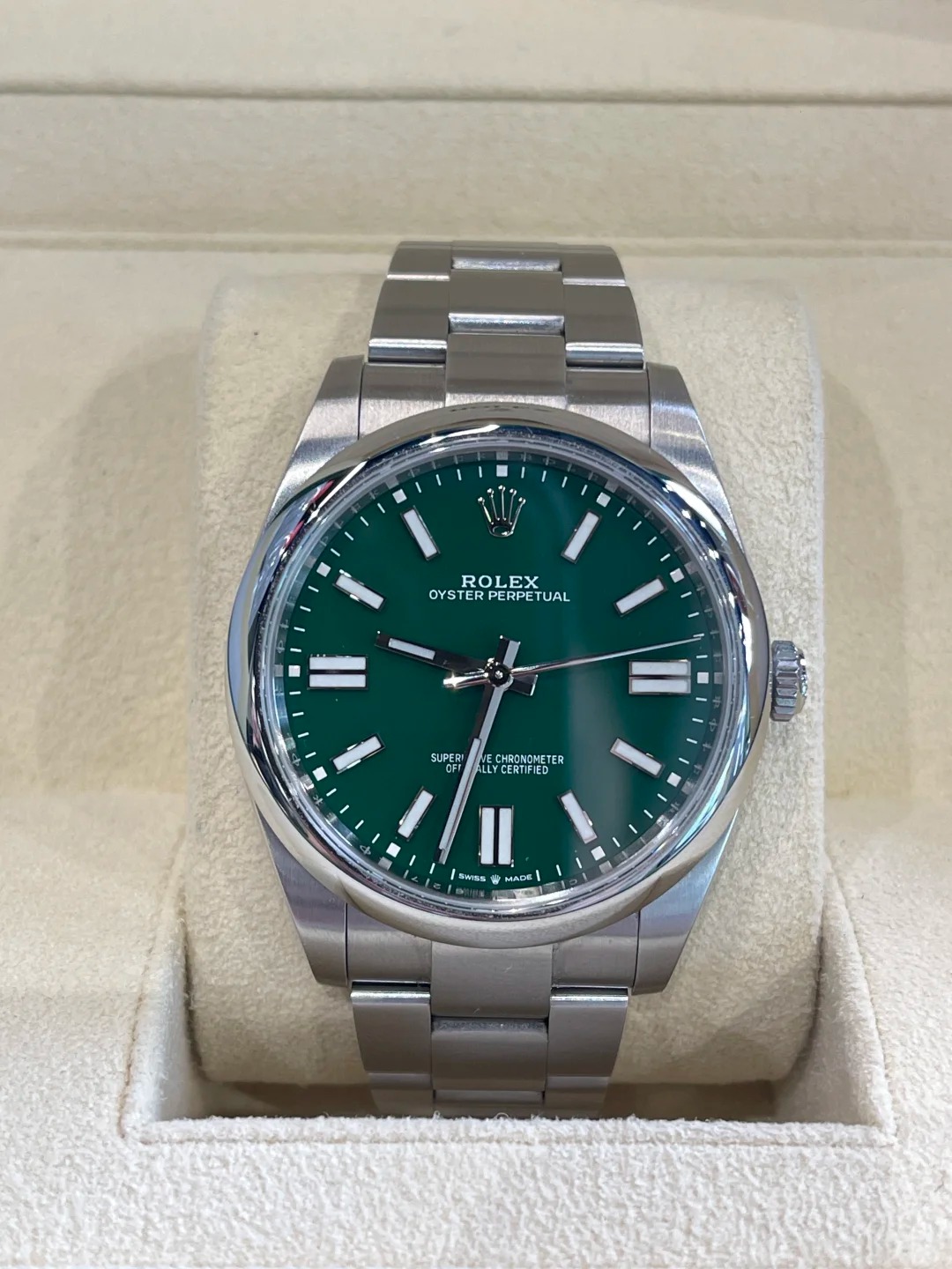 The Oyster Perpetual 41 is presented with a green dial and an Oyster bracelet. -m124300-0005