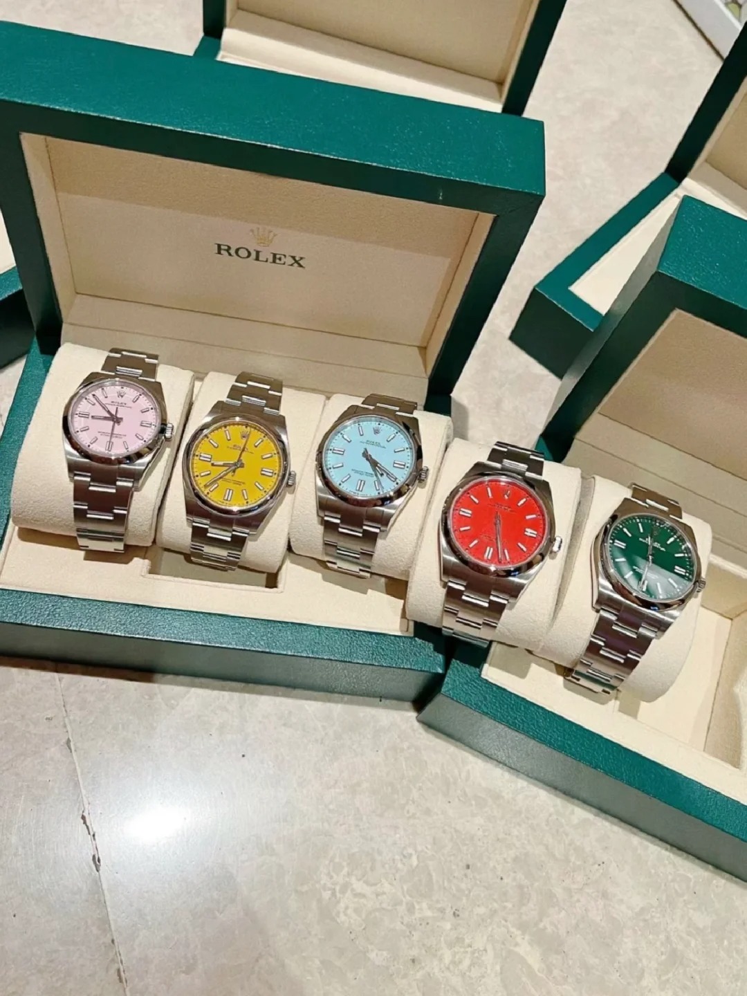 The Oyster Perpetual 36 is presented with a candy pink dial and an Oyster bracelet. -m126000-0008