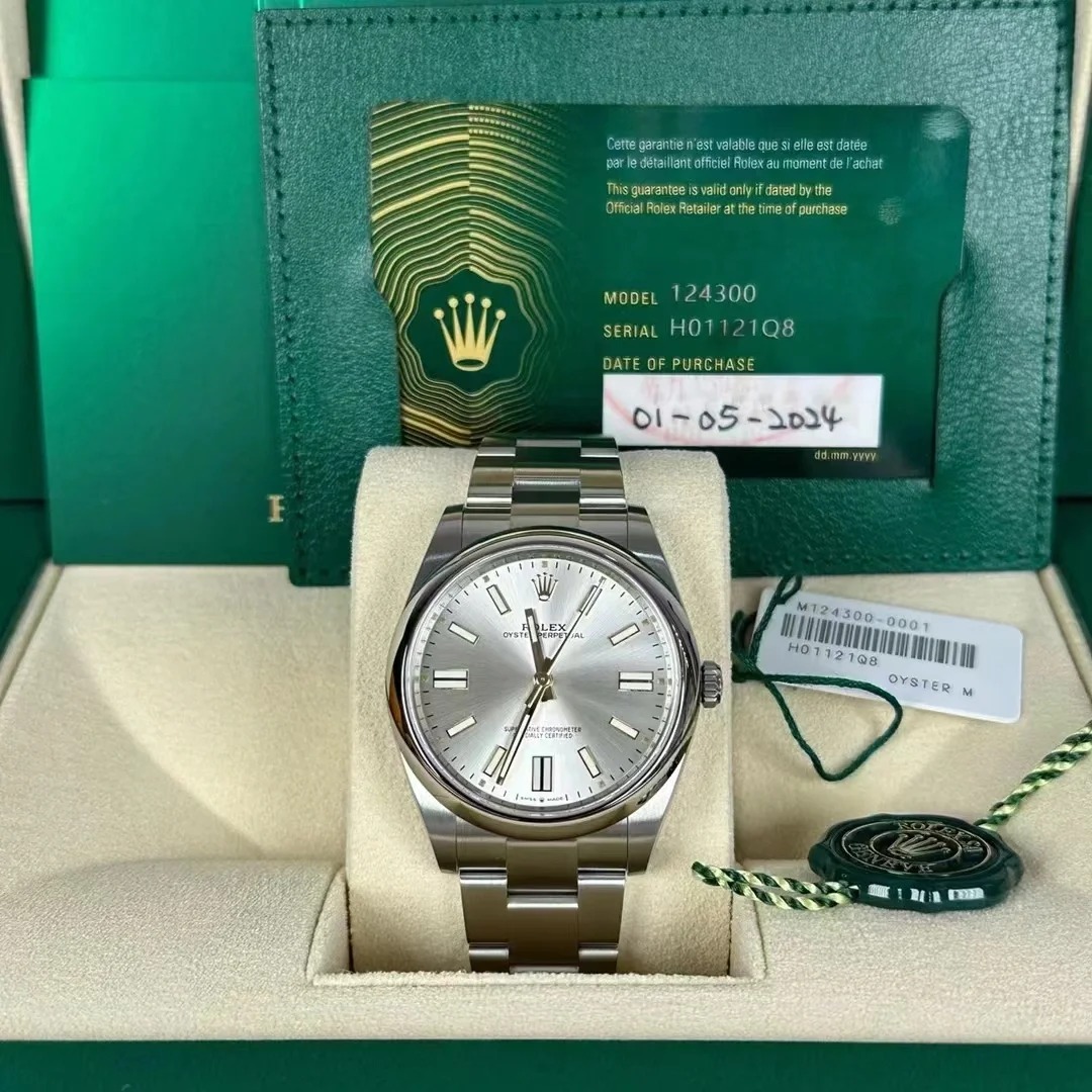 The Oyster Perpetual 41 is fitted with a silver dial and an Oyster bracelet. -m124300-0001