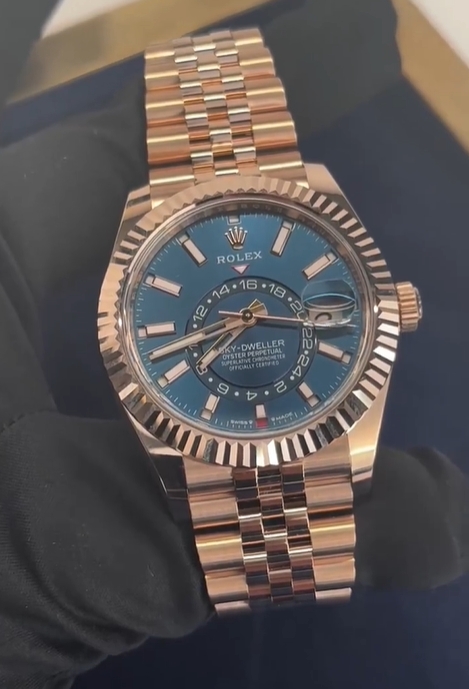 The Oyster Perpetual Sky-Dweller in 18 ct Everose gold with a turquoise dial and a Jubilee bracelet. -m336935-0005 42mm