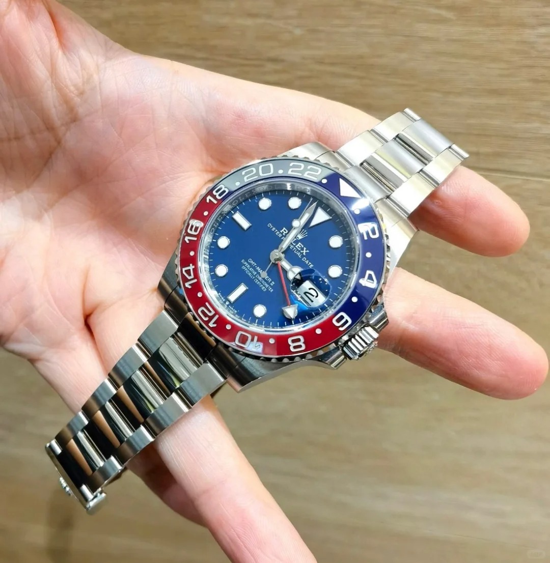 The Oyster Perpetual GMT-Master II is available in 18-carat white gold with a midnight blue dial and an Oyster bracelet. -m126719blro-0003 40mm