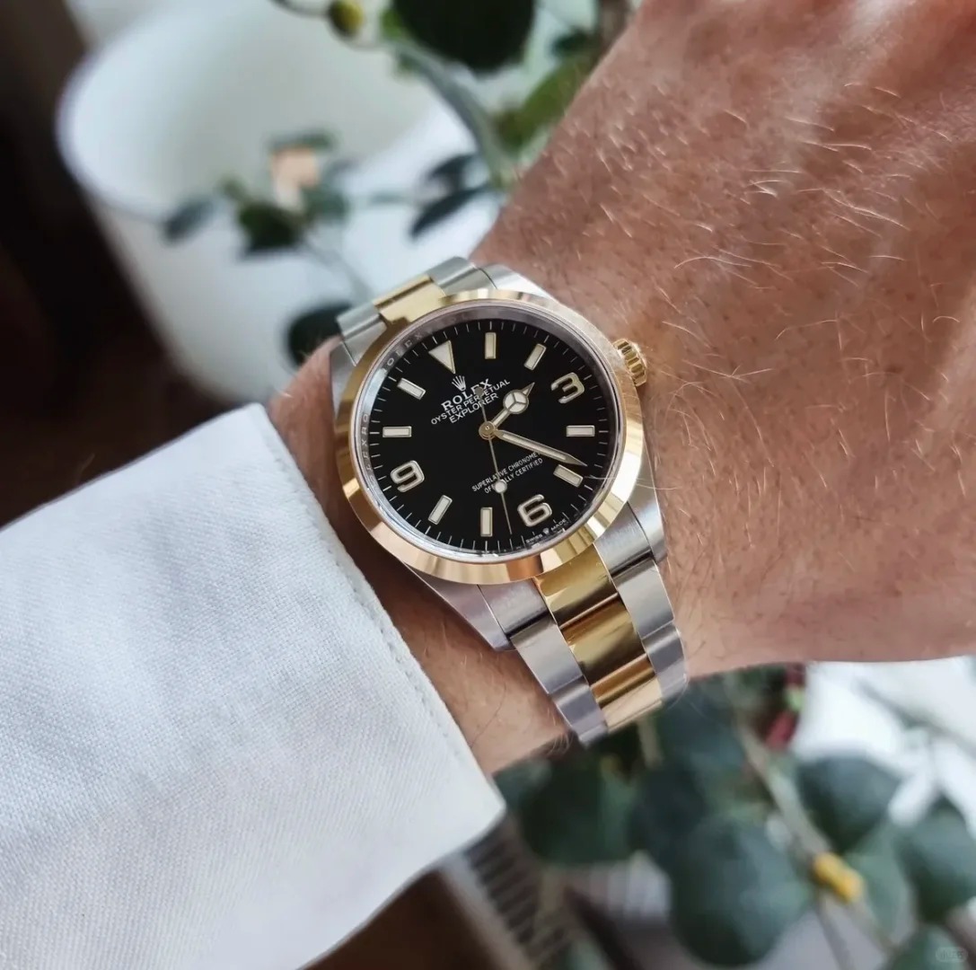 The Oyster Perpetual Explorer 36 is available in yellow gold and Oystersteel with a distinctive black dial featuring Chromalight numerals 3, 6 and 9. -m124273-0001