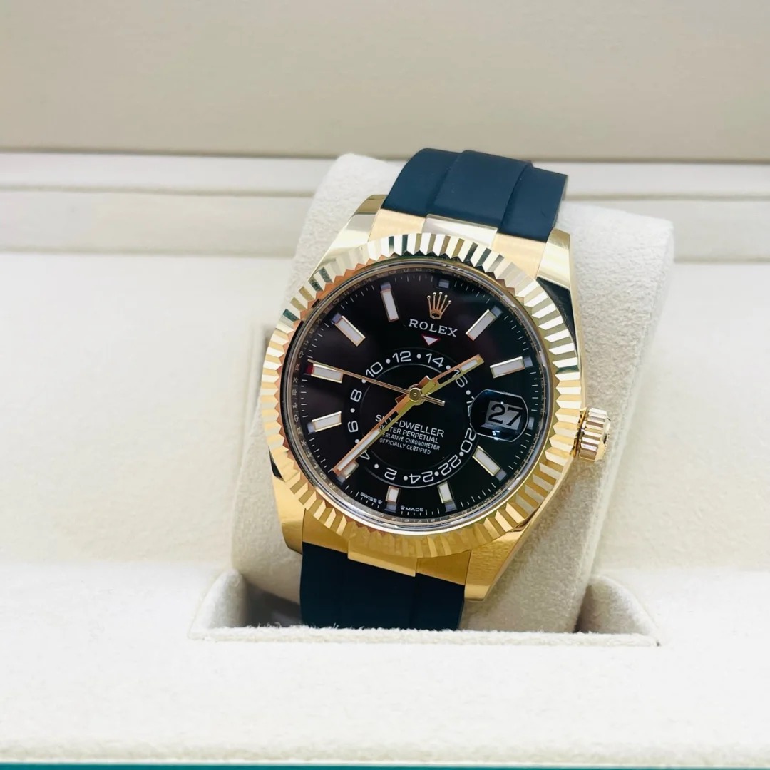 The Oyster Perpetual Sky-Dweller is available in 18 ct yellow gold with a glossy black dial and an Oysterflex bracelet. -m336238-0002 42mm