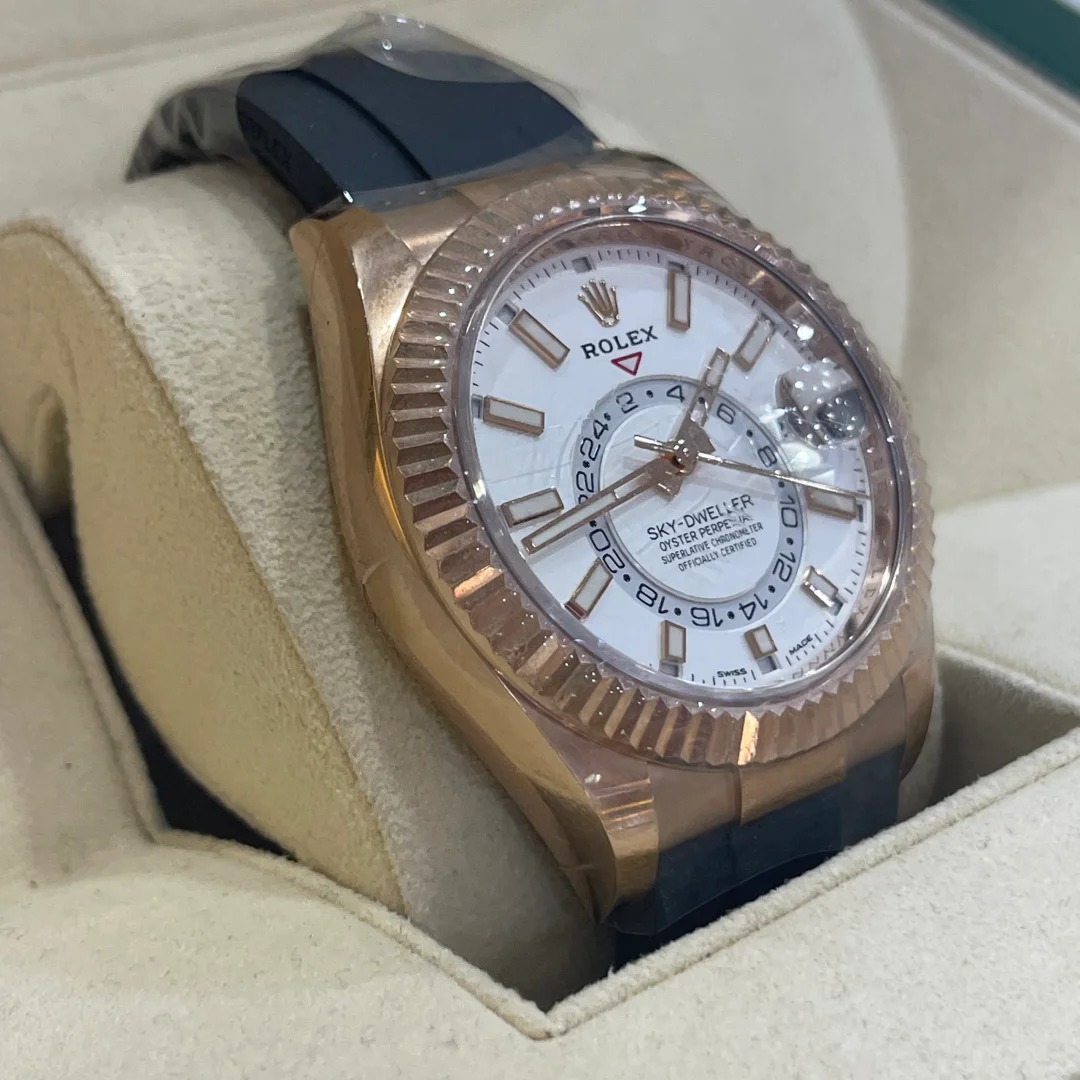 The Oyster Perpetual Sky-Dweller in 18 ct Everose gold with a mellow white dial and an Oysterflex bracelet. -m336235-0003 42mm