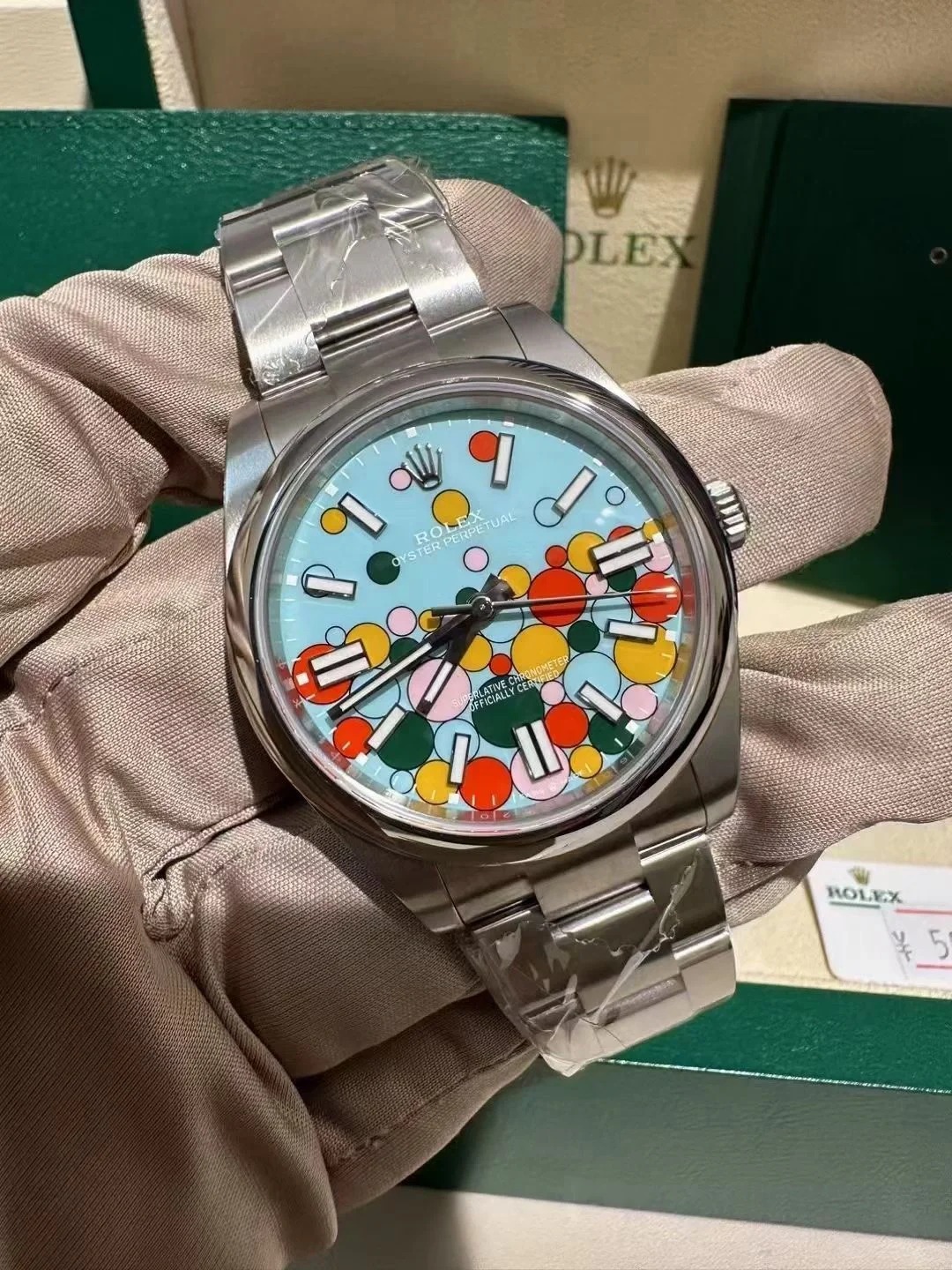 The Oyster Perpetual 41 is fitted with a turquoise blue celebration dial and an Oyster bracelet. -m124300-0008