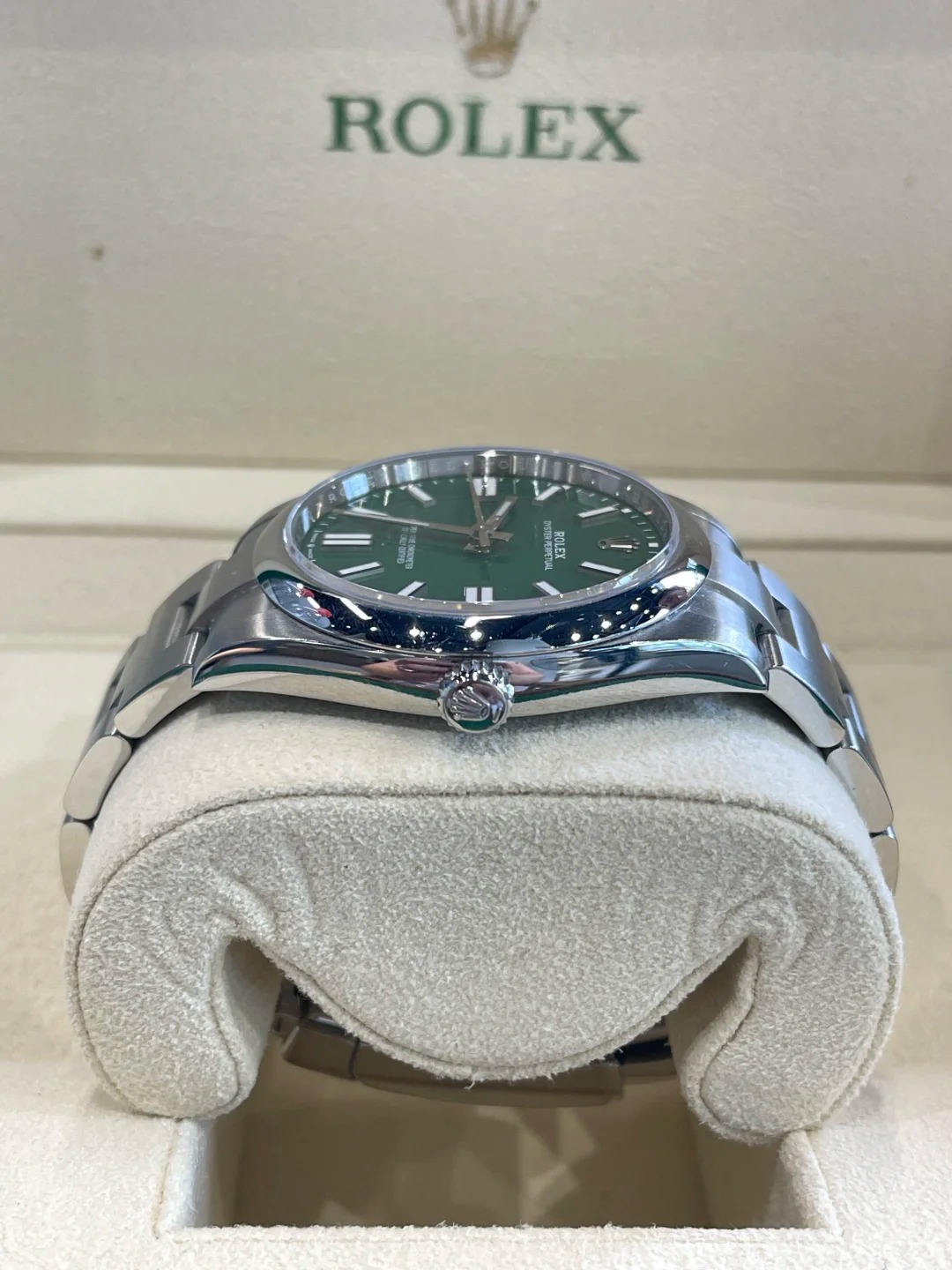The Oyster Perpetual 41 is presented with a green dial and an Oyster bracelet. -m124300-0005