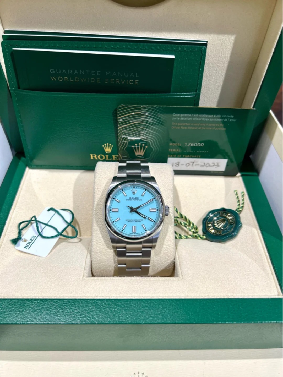 The Oyster Perpetual 36 is fitted with a turquoise blue dial and an Oyster bracelet. -m126000-0006