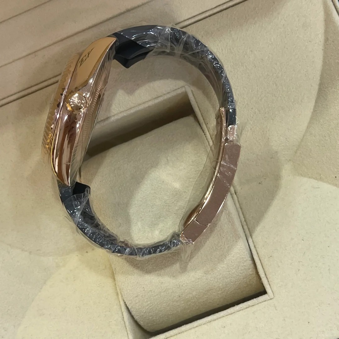 The Oyster Perpetual Sky-Dweller in 18 ct Everose gold with a mellow white dial and an Oysterflex bracelet. -m336235-0003 42mm