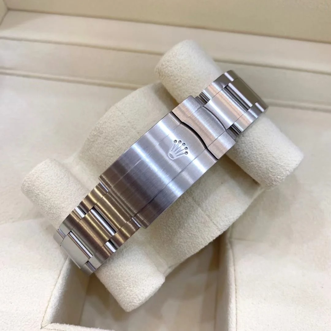 The Oyster Perpetual 41 is fitted with a silver dial and an Oyster bracelet. -m124300-0001