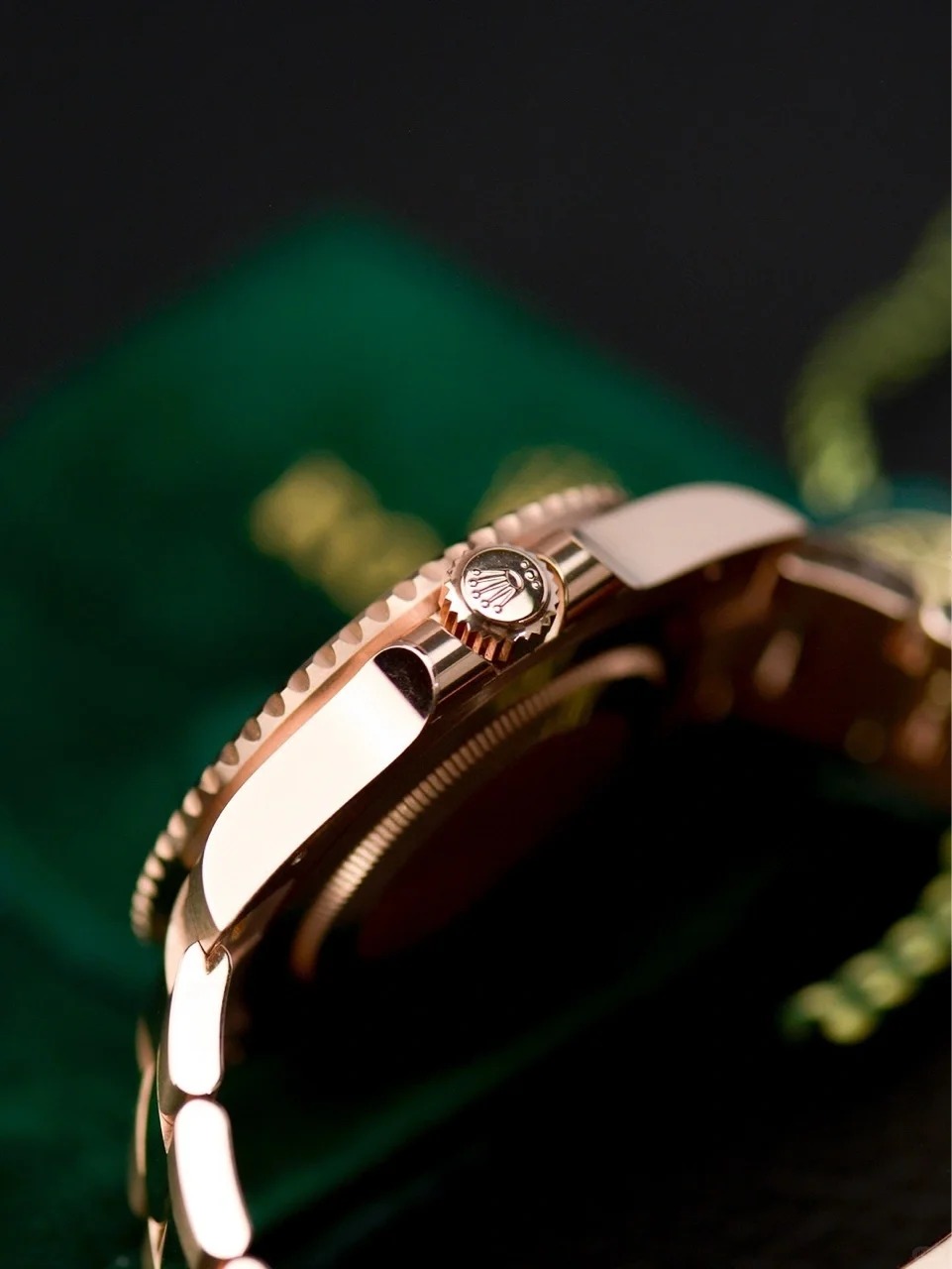 The Oyster Perpetual GMT-Master II in 18K Everose gold with a black dial and Oyster bracelet. -m126715chnr-0001 40mm