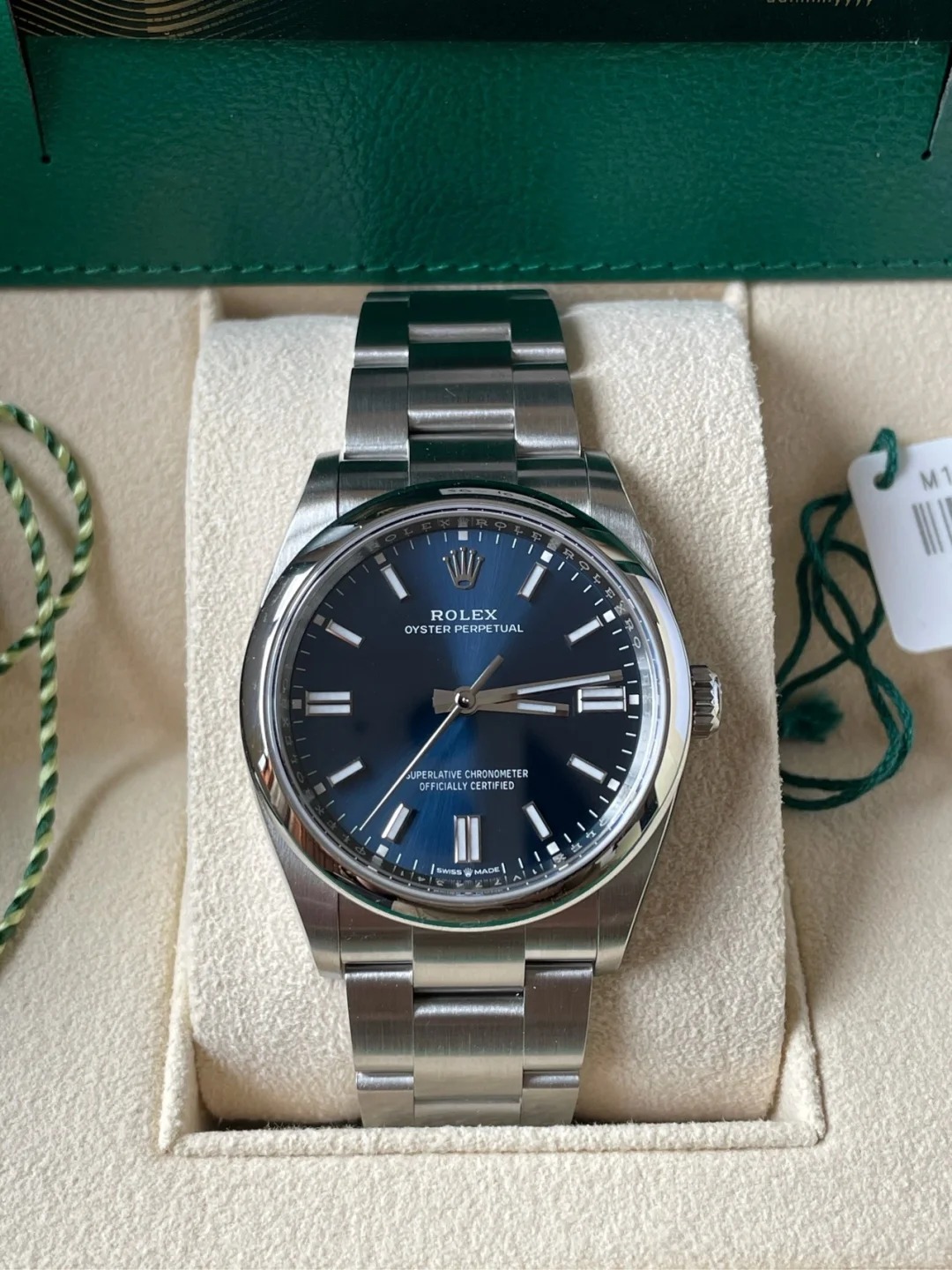 The Oyster Perpetual 36 is presented with a bright blue dial and an Oyster bracelet. -m126000-0003