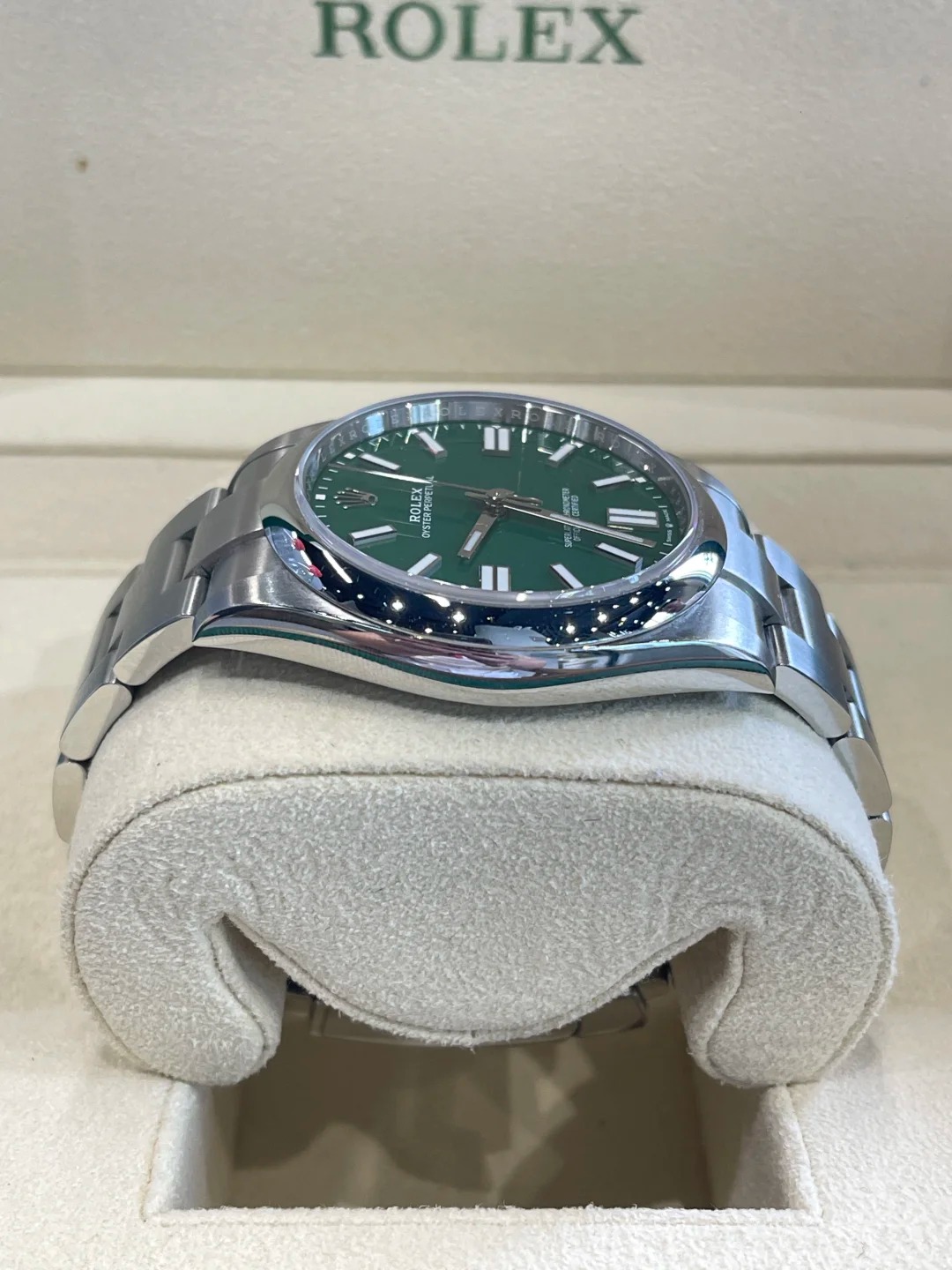 The Oyster Perpetual 41 is presented with a green dial and an Oyster bracelet. -m124300-0005
