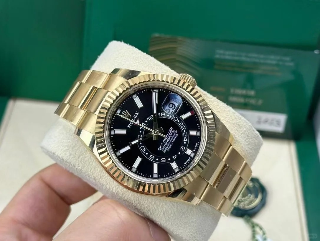 The Oyster Perpetual Sky-Dweller is available in 18 ct yellow gold with a glossy black dial and an Oyster bracelet. -m336938-0002 42mm