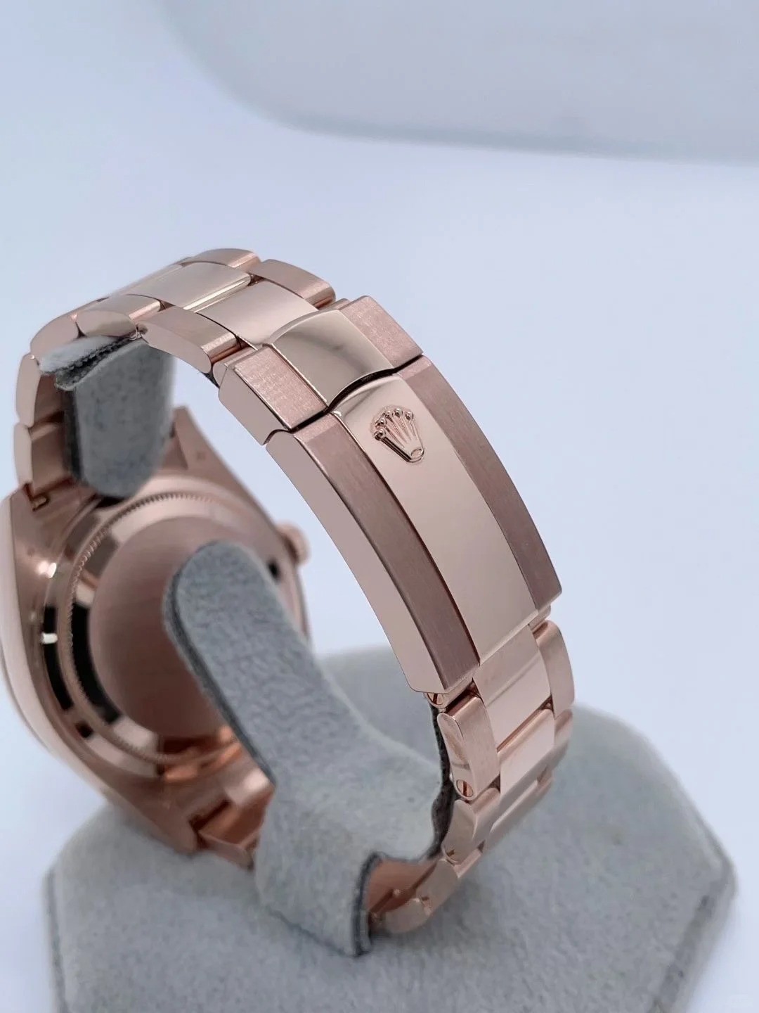 The Oyster Perpetual Sky-Dweller in 18 ct Everose gold with a slate grey dial and an Oyster bracelet. -m336935-0004 42mm