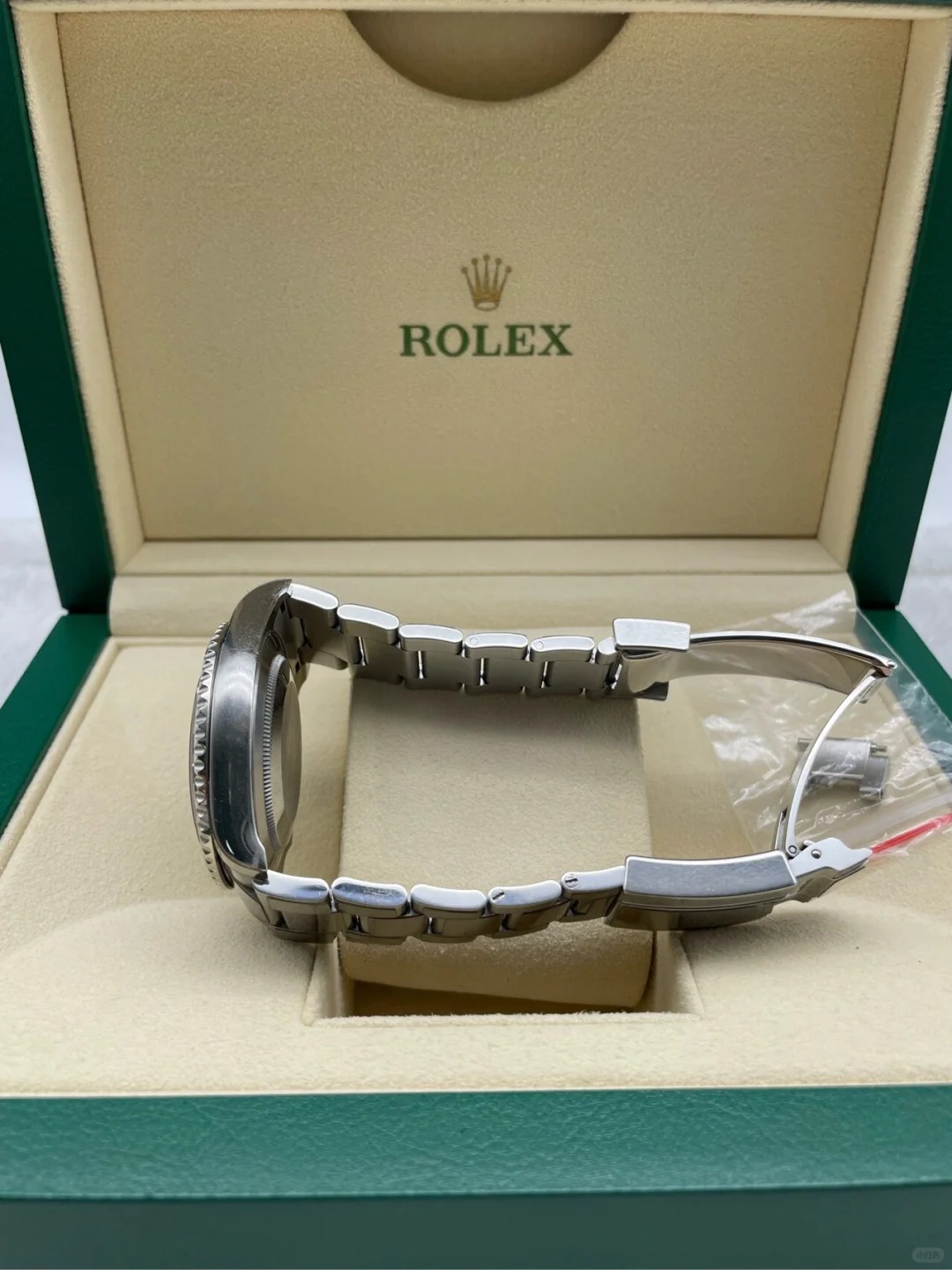 The Oyster Perpetual Yacht-Master 40 in platinum and Oystersteel with an Oyster bracelet. -m126622-0002