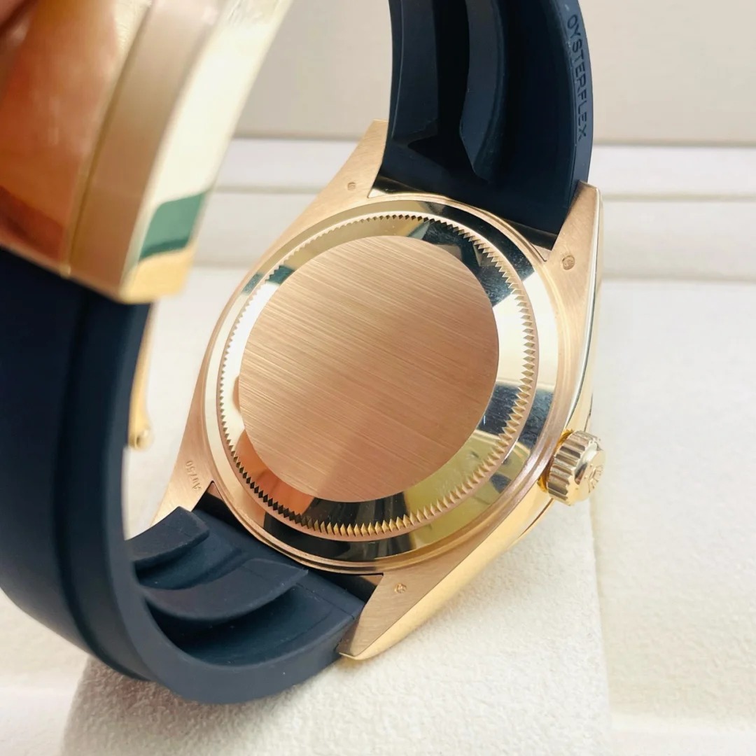 The Oyster Perpetual Sky-Dweller is available in 18 ct yellow gold with a glossy black dial and an Oysterflex bracelet. -m336238-0002 42mm