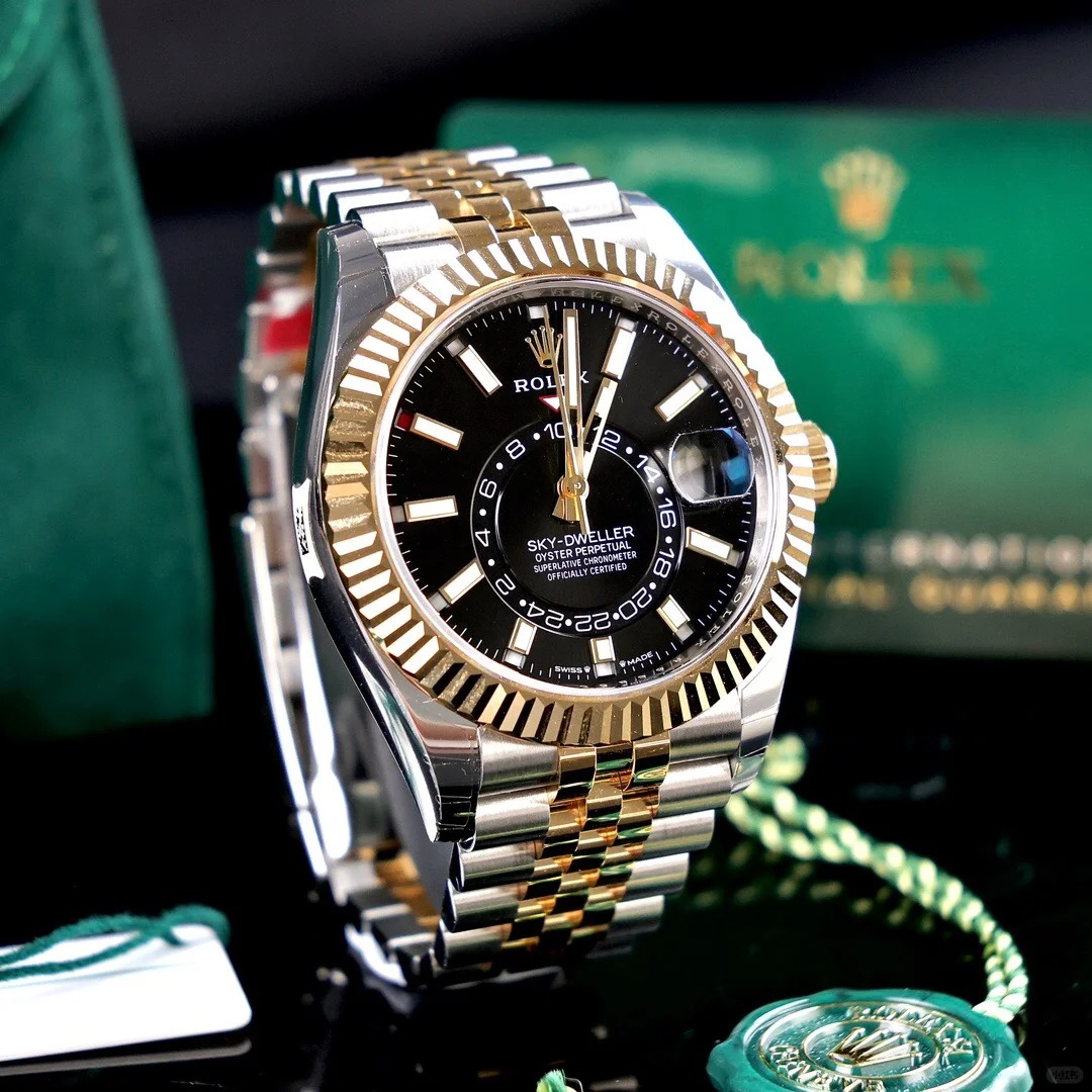 The Oyster Perpetual Sky-Dweller in yellow gold and Oystersteel with a glossy black dial and a Jubilee bracelet. -m336933-0004 42mm