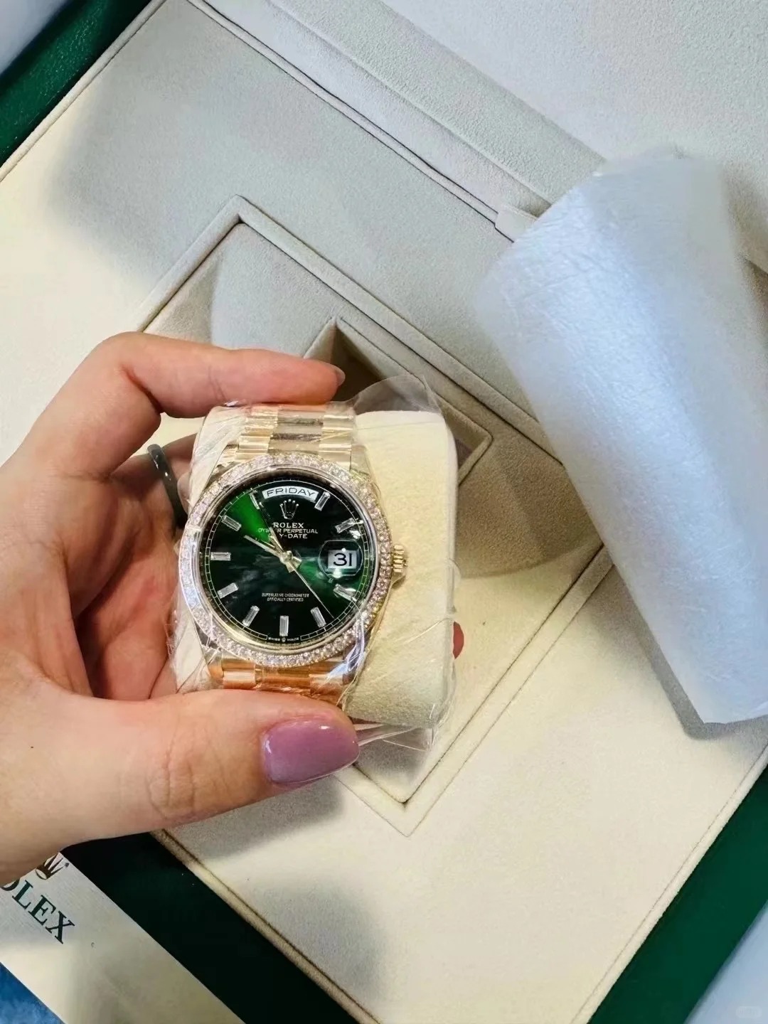 The Oyster Perpetual Day-Date 36 is in 18 ct yellow gold with a brilliant green diamond-set dial, a diamond-set bezel and a President bracelet. -m128348rbr-0078