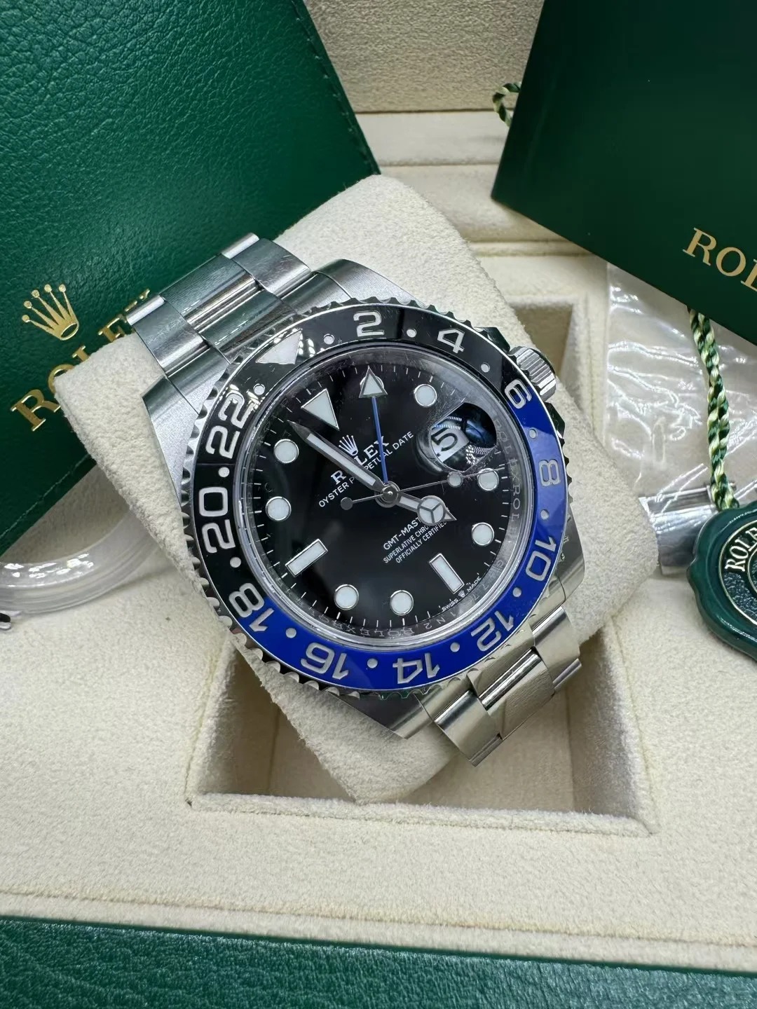 The Oyster Perpetual GMT-Master II is made of Oyster steel with a black dial and an Oyster bracelet. -m126710blnr-0003 40mm