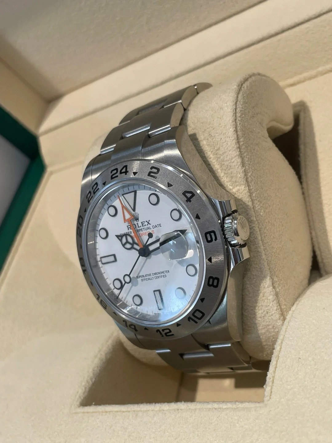 The Oyster Perpetual Explorer II is made of Oyster steel with an Oyster bracelet and a white dial with arrow-shaped 24-hour hands and hour markers coated with Chromalight. -m226570-0001 42mm