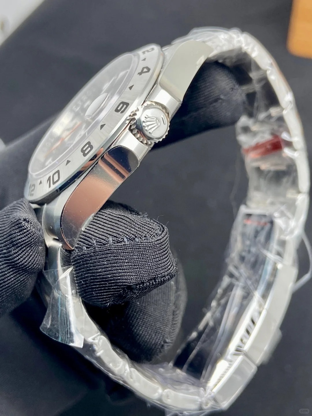 The Oyster Perpetual Explorer II is made of Oyster steel with an Oyster bracelet and a black dial with arrow-shaped 24-hour hands and hour markers coated with Chromalight. -m226570-0002 42mm