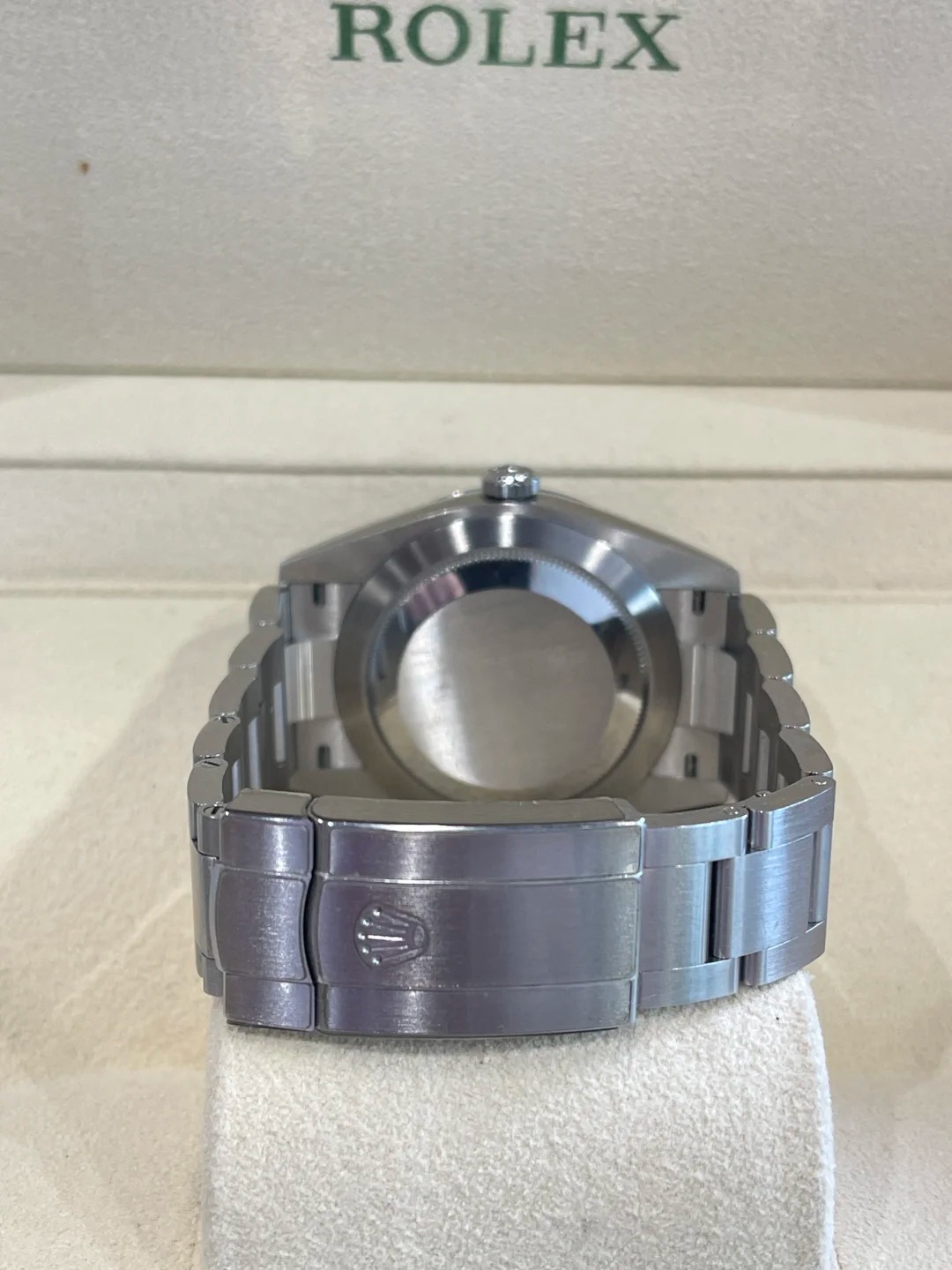 The Oyster Perpetual 41 is presented with a green dial and an Oyster bracelet. -m124300-0005