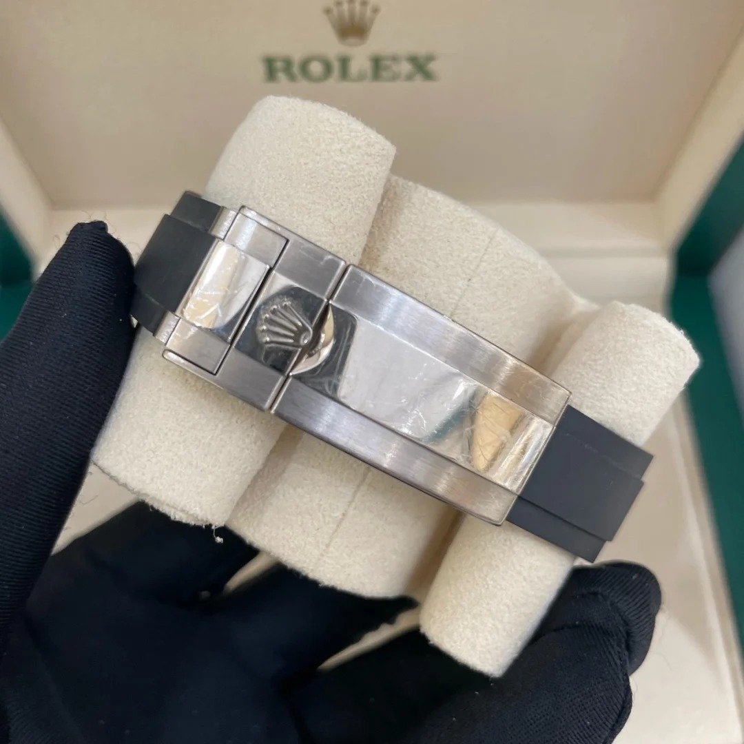 The Oyster Perpetual Yacht-Master 42 is available in 18 ct white gold with a black dial and an Oysterflex bracelet. -m226659-0002