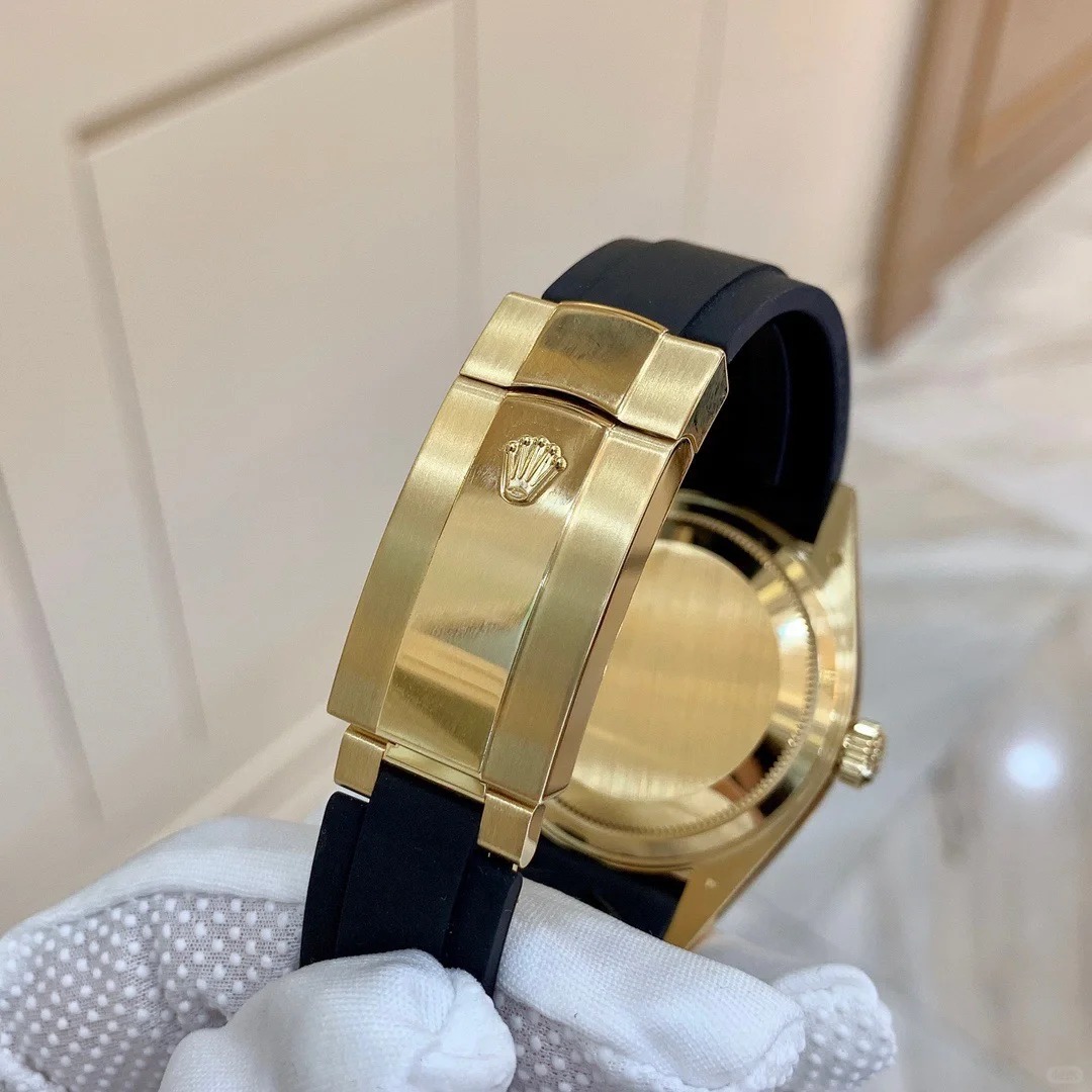 The Oyster Perpetual Sky-Dweller is available in 18 ct yellow gold with a mellow white dial and an Oysterflex bracelet. -m336238-0003 42mm