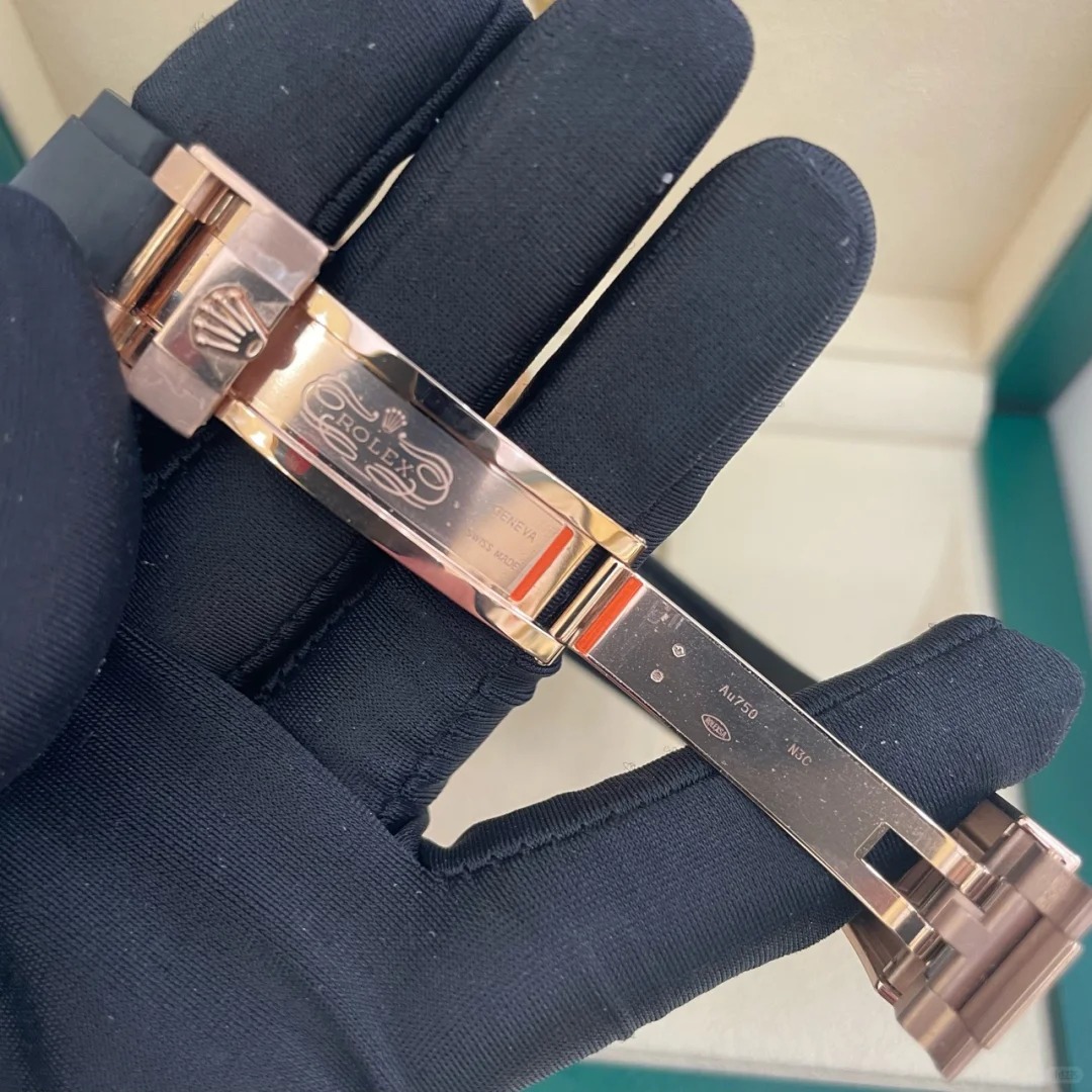 The Oyster Perpetual Yacht-Master 40 in 18 ct Everose gold with an Oysterflex strap. -m126655-0002