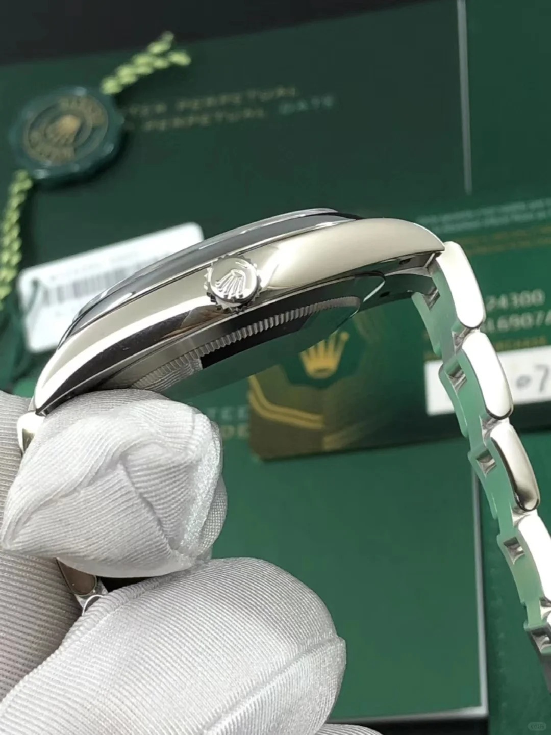 The Oyster Perpetual 41 is presented with a bright blue dial and an Oyster bracelet. -m124300-0003