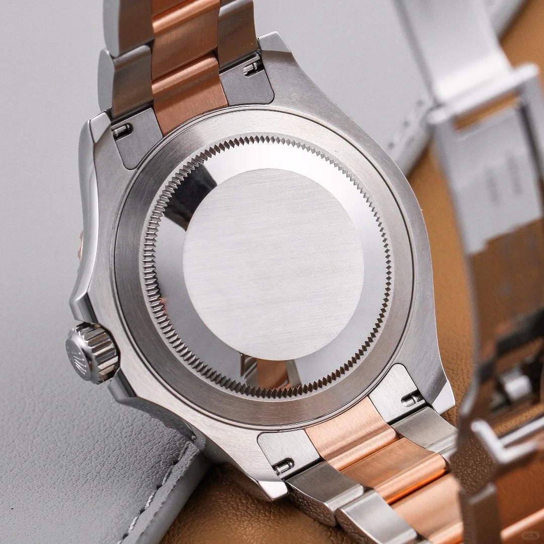 The Oyster Perpetual Yacht-Master 40 is available in Everose gold and Oystersteel with an Oyster bracelet. -m126621-0001