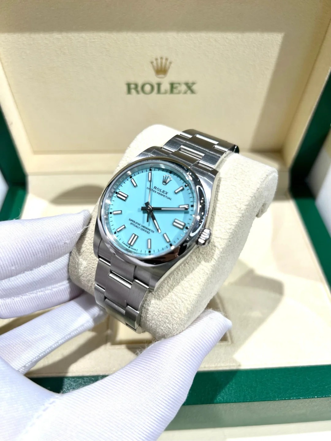 The Oyster Perpetual 36 is fitted with a turquoise blue dial and an Oyster bracelet. -m126000-0006