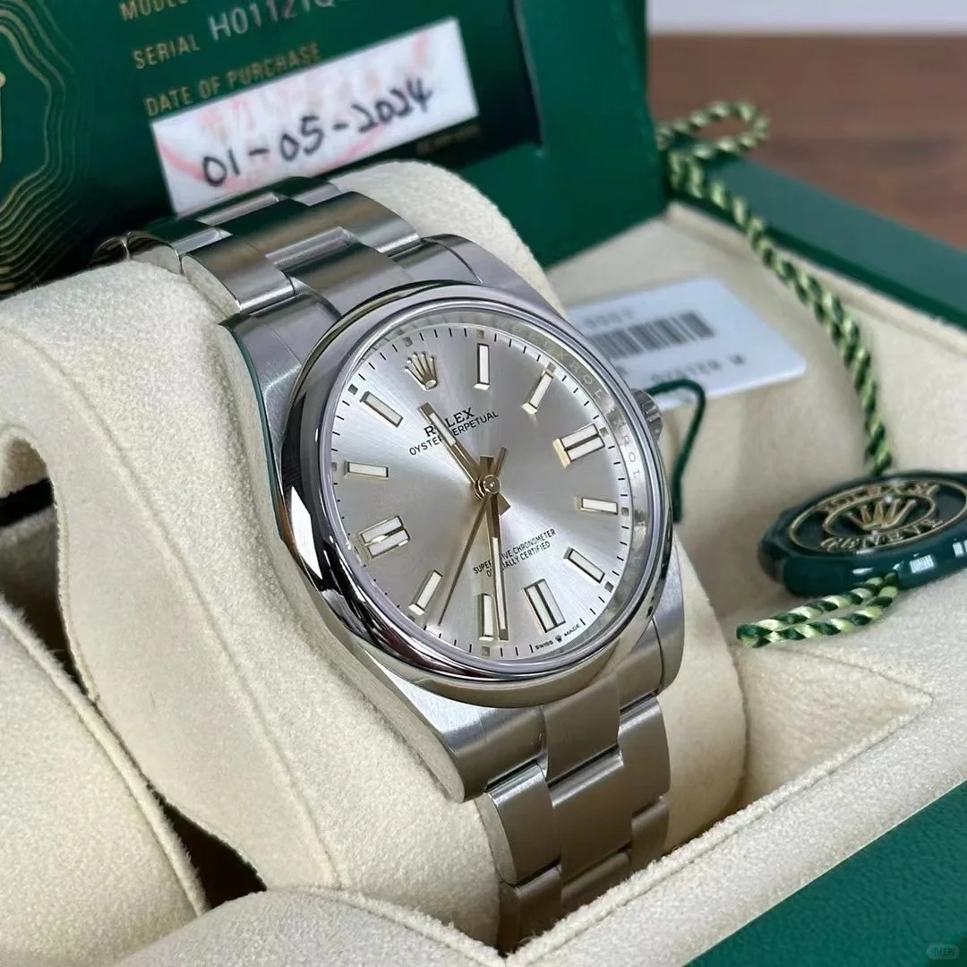 The Oyster Perpetual 41 is fitted with a silver dial and an Oyster bracelet. -m124300-0001