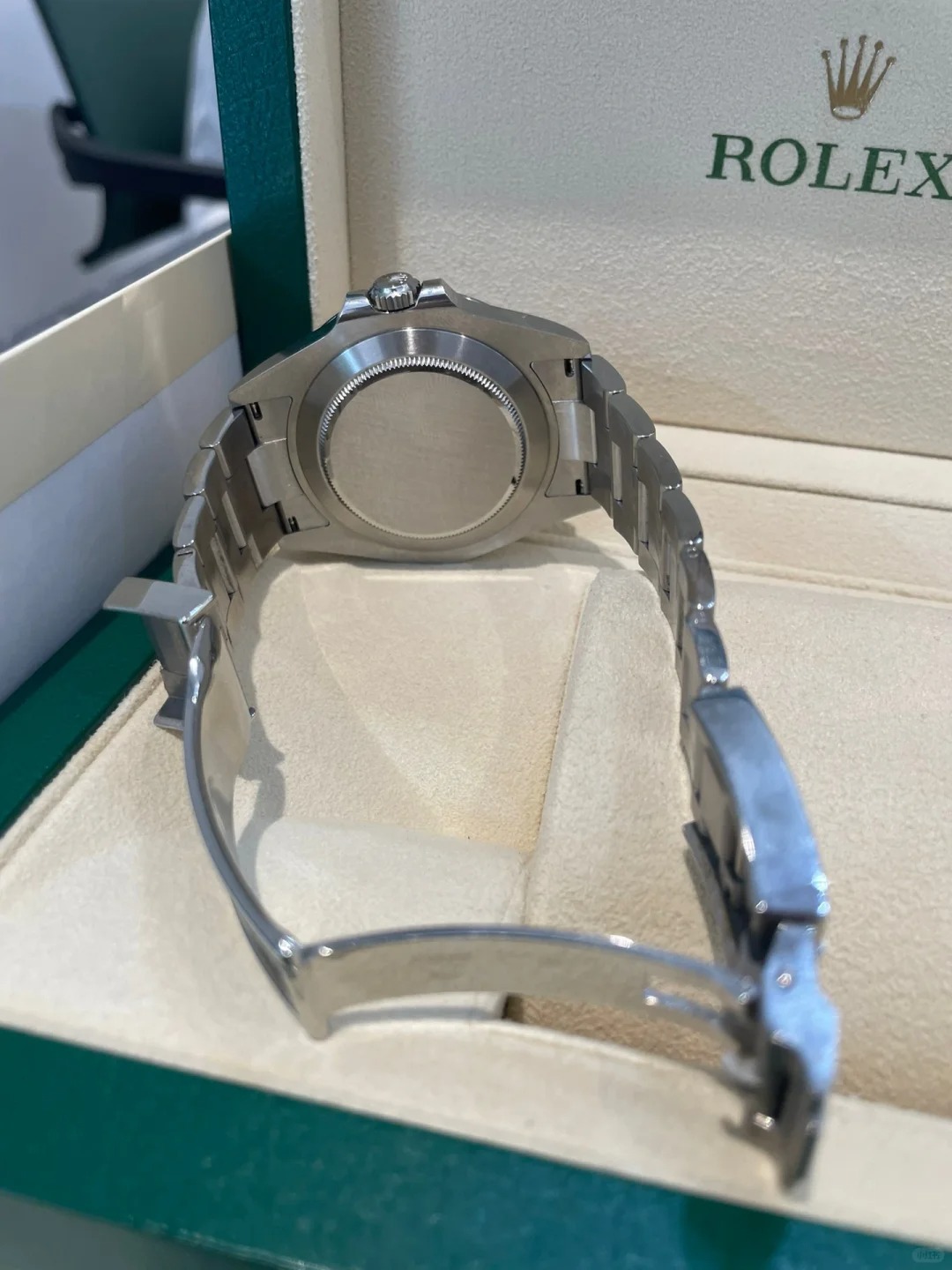 The Oyster Perpetual Explorer II is made of Oyster steel with an Oyster bracelet and a white dial with arrow-shaped 24-hour hands and hour markers coated with Chromalight. -m226570-0001 42mm