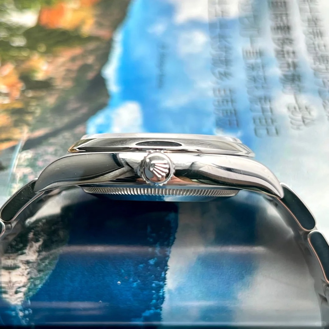 The Oyster Perpetual 36 is presented with a bright blue dial and an Oyster bracelet. -m126000-0003