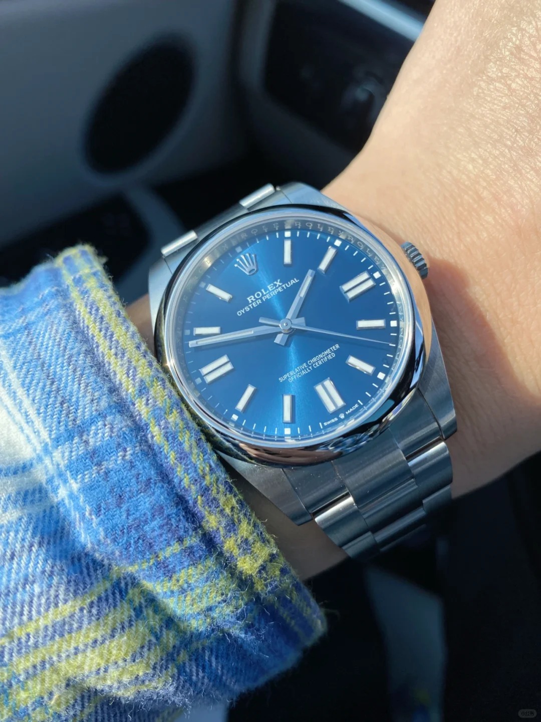 The Oyster Perpetual 41 is presented with a bright blue dial and an Oyster bracelet. -m124300-0003