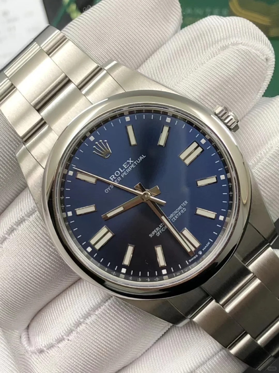 The Oyster Perpetual 41 is presented with a bright blue dial and an Oyster bracelet. -m124300-0003