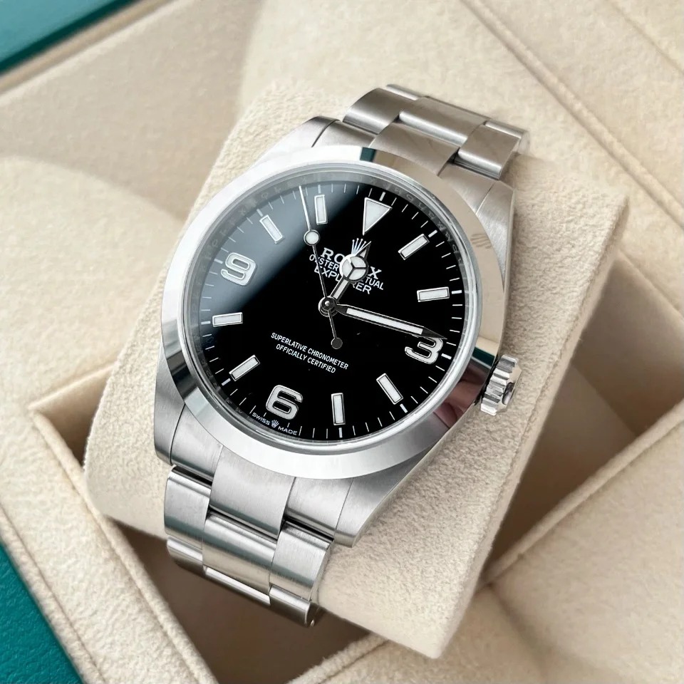 The Oyster Perpetual Explorer 40 is made of Oyster steel with a distinctive black dial featuring the 3, 6 and 9 numerals coated with Chromalight. -m224270-0001