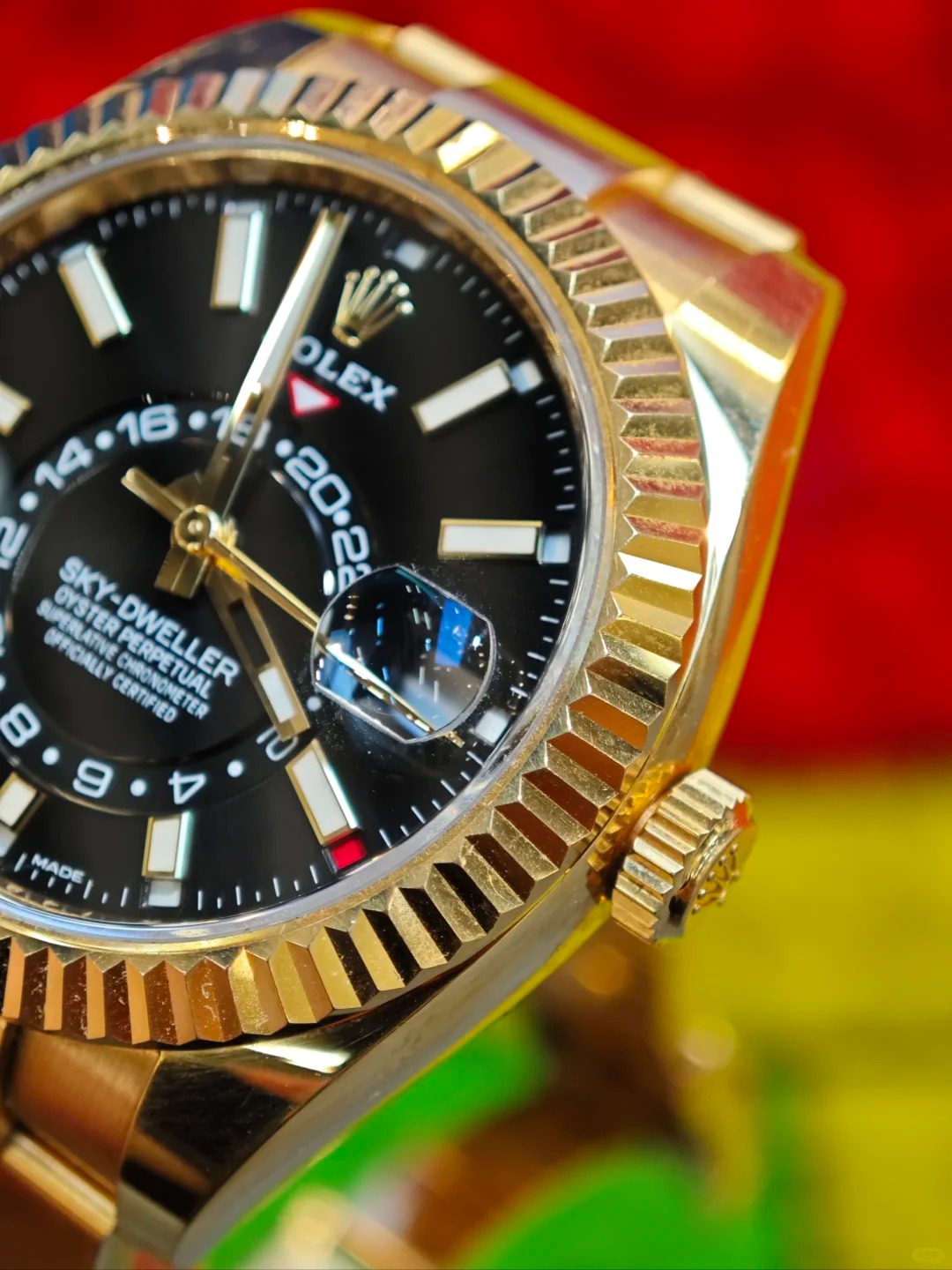 The Oyster Perpetual Sky-Dweller is available in 18 ct yellow gold with a glossy black dial and an Oyster bracelet. -m336938-0002 42mm