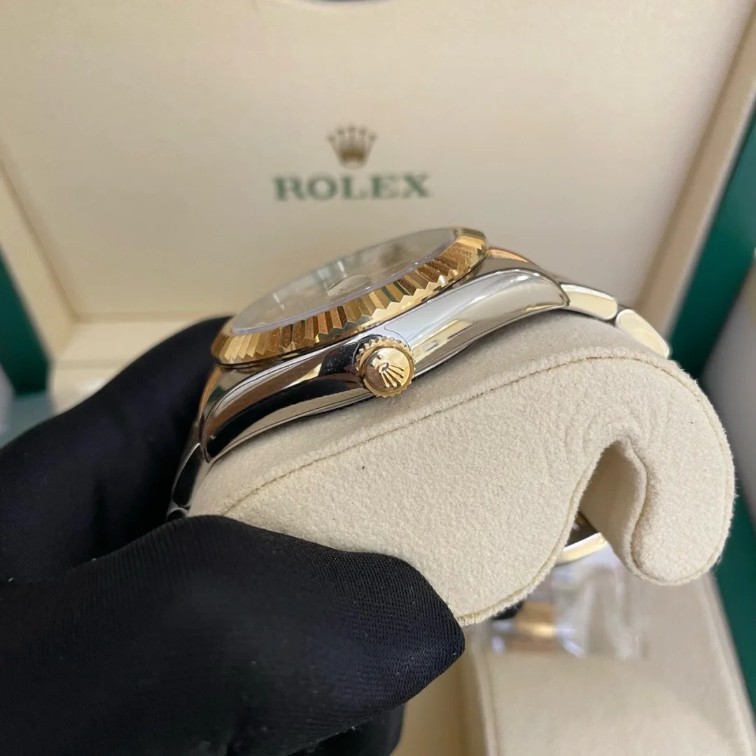 The Oyster Perpetual Sky-Dweller is available in yellow gold and Oystersteel with a champagne-coloured dial and an Oyster bracelet. -m336933-0001 42mm