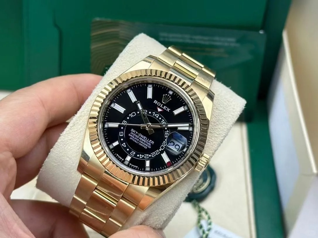 The Oyster Perpetual Sky-Dweller is available in 18 ct yellow gold with a glossy black dial and an Oyster bracelet. -m336938-0002 42mm