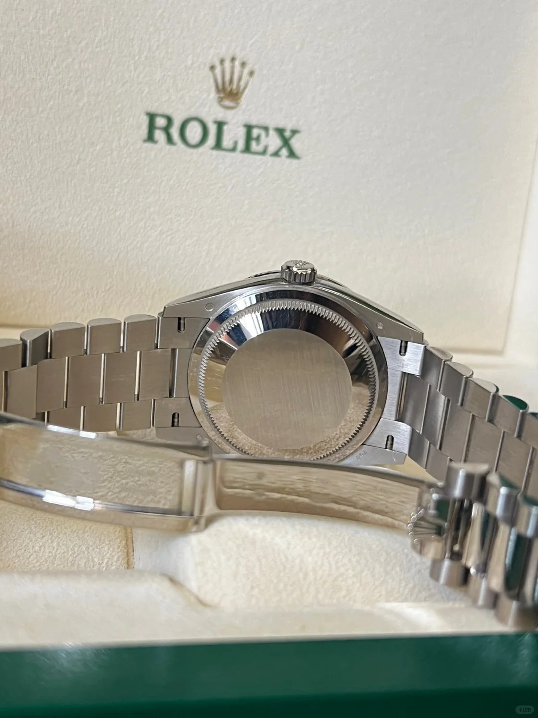 The Oyster Perpetual Day-Date 36 in 18 ct white gold features a graduated blue dial set with diamonds, a diamond-set bezel and a President bracelet. -m128399tbr-0007