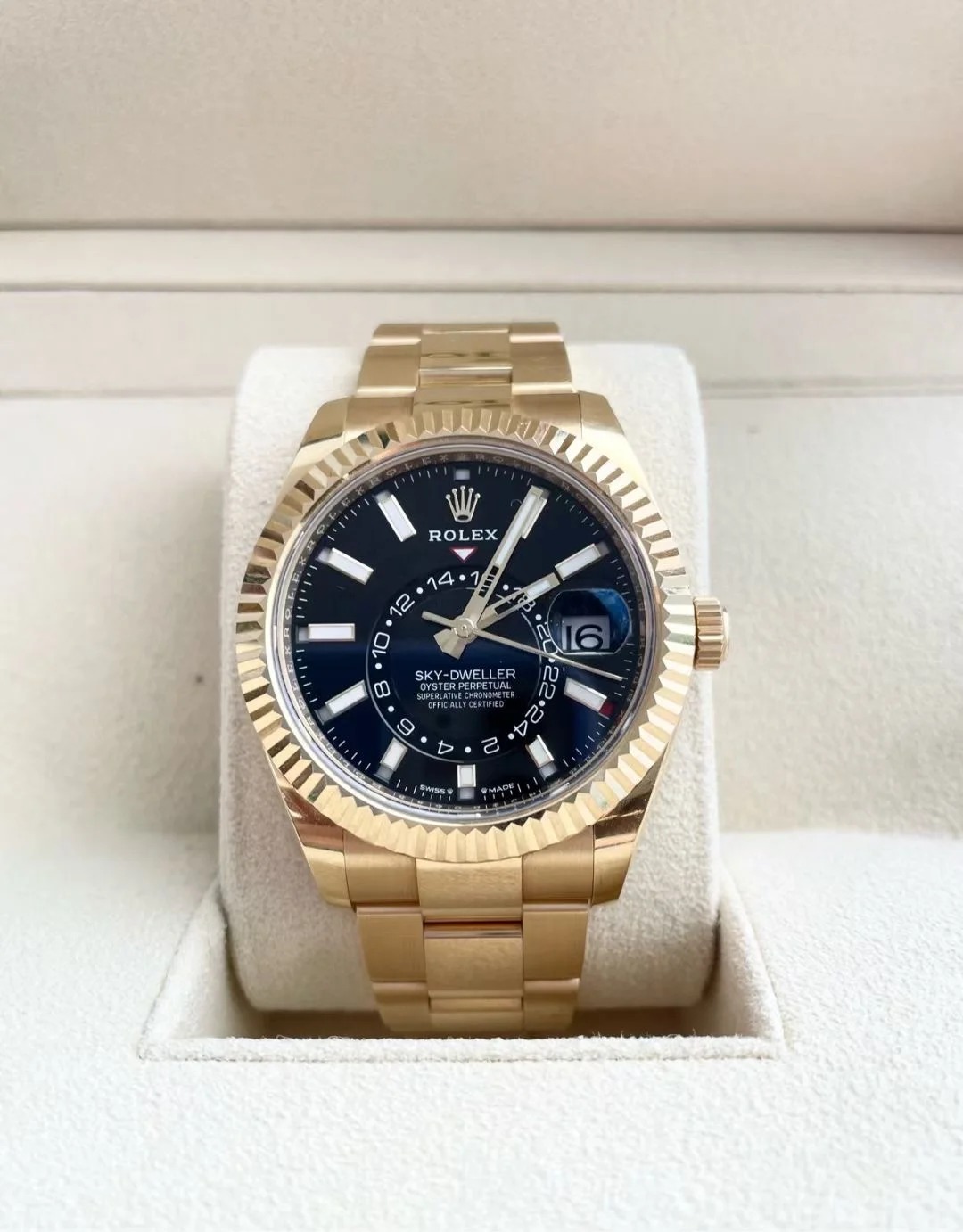 The Oyster Perpetual Sky-Dweller is available in 18 ct yellow gold with a glossy black dial and an Oyster bracelet. -m336938-0002 42mm