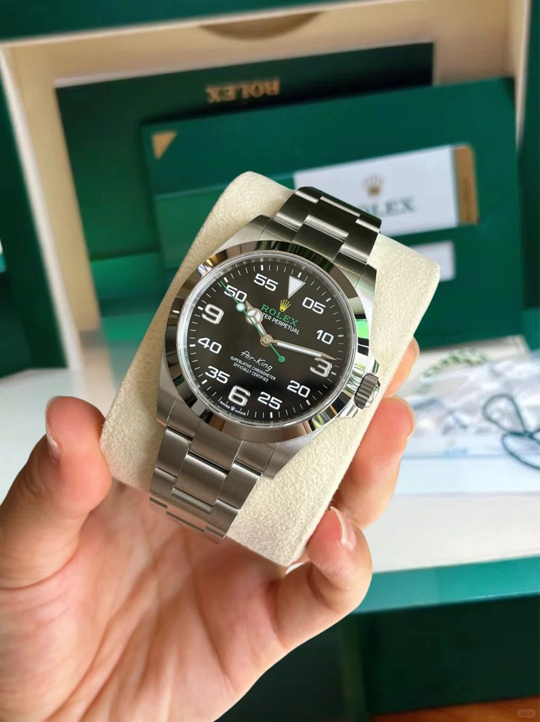 The 40 mm Oyster steel case, with its solid link Oyster bracelet and distinctive black dial, continues the original Rolex Oyster's roots in aviation. -m126900-0001