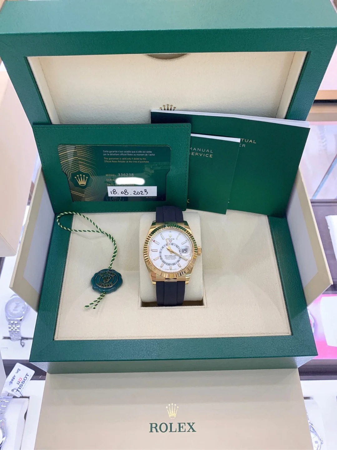 The Oyster Perpetual Sky-Dweller is available in 18 ct yellow gold with a mellow white dial and an Oysterflex bracelet. -m336238-0003 42mm