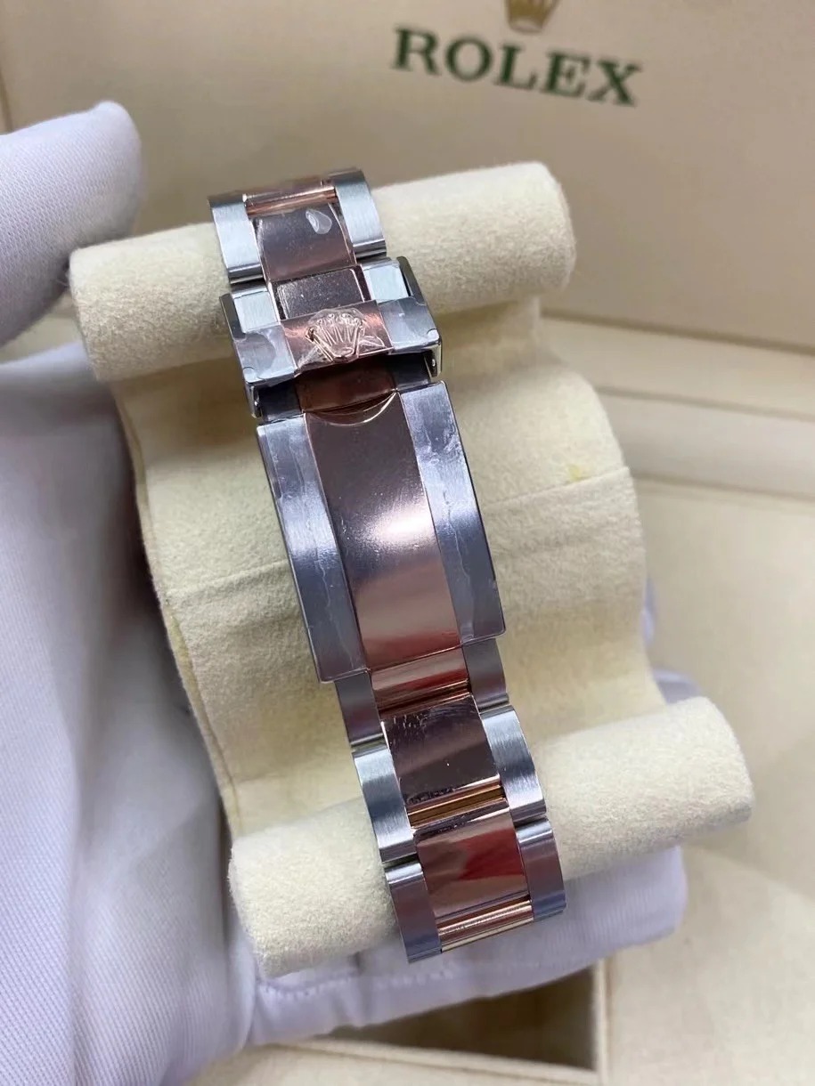 The Oyster Perpetual Yacht-Master 40 is available in Everose gold and Oystersteel with an Oyster bracelet. -m126621-0002