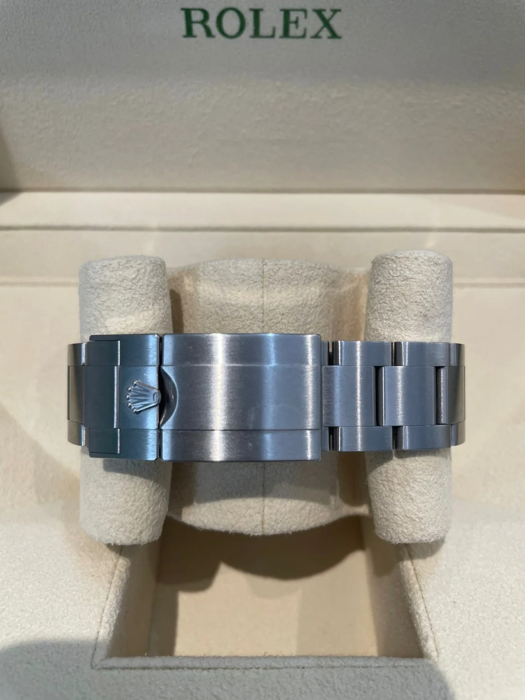 The Oyster Perpetual Explorer II is made of Oyster steel with an Oyster bracelet and a white dial with arrow-shaped 24-hour hands and hour markers coated with Chromalight. -m226570-0001 42mm