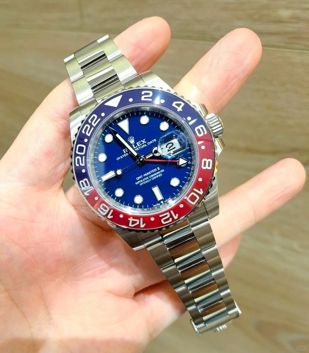 The Oyster Perpetual GMT-Master II is available in 18-carat white gold with a midnight blue dial and an Oyster bracelet. -m126719blro-0003 40mm