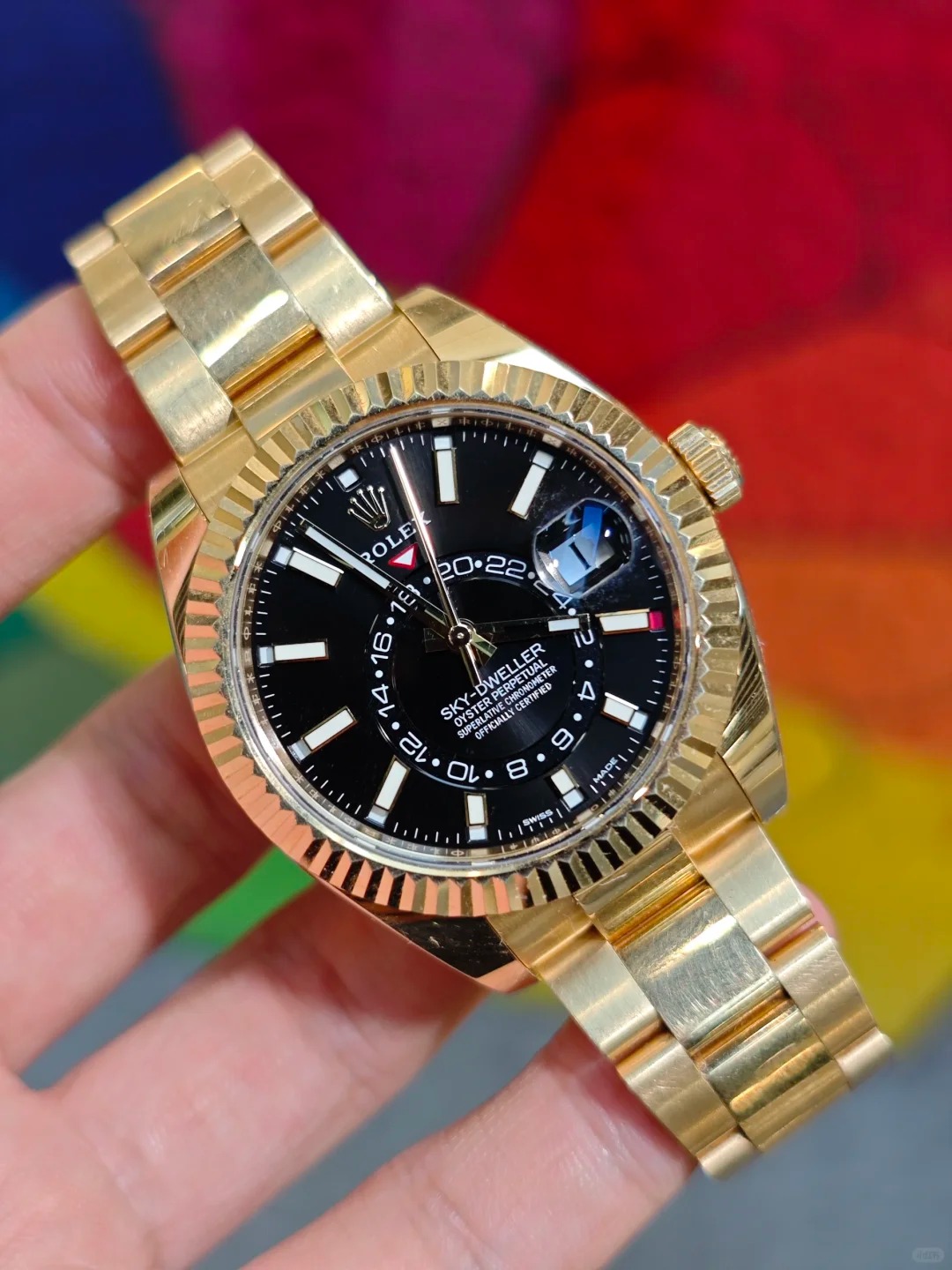 The Oyster Perpetual Sky-Dweller is available in 18 ct yellow gold with a glossy black dial and an Oyster bracelet. -m336938-0002 42mm