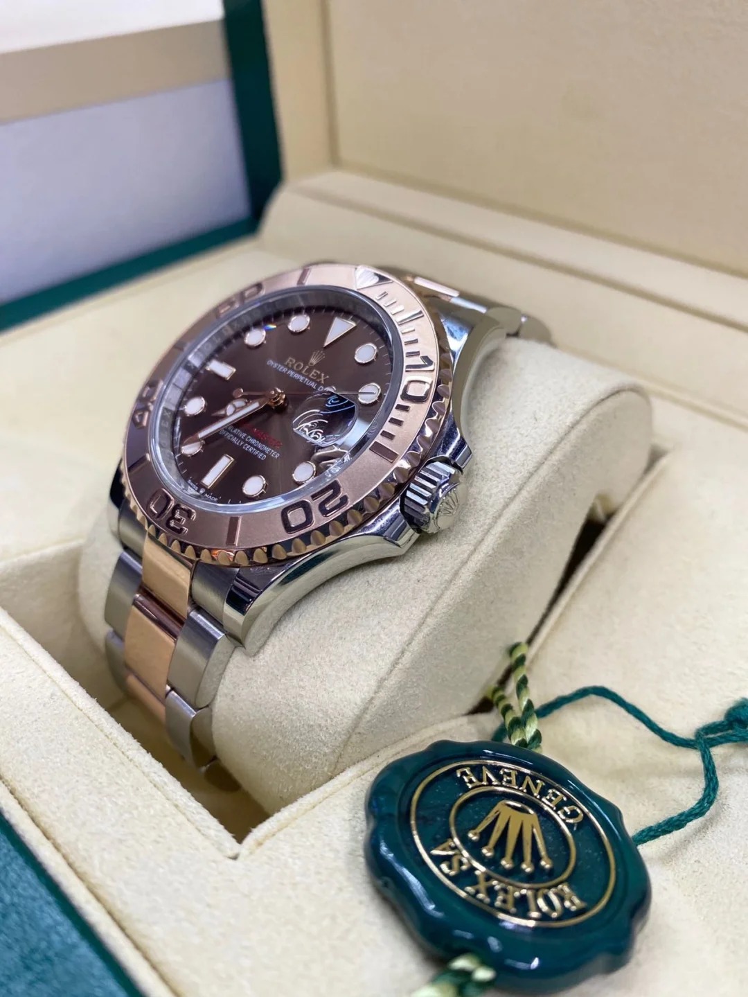 The Oyster Perpetual Yacht-Master 40 is available in Everose gold and Oystersteel with an Oyster bracelet. -m126621-0001